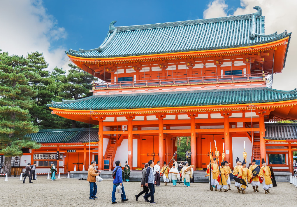 Heian Shrine was built in 1895 to commemorate the 1100th anniversary of the relocation of the capital to Heian. It enshrines Emperor Kanmu and Emperor Komei of the Heian period.