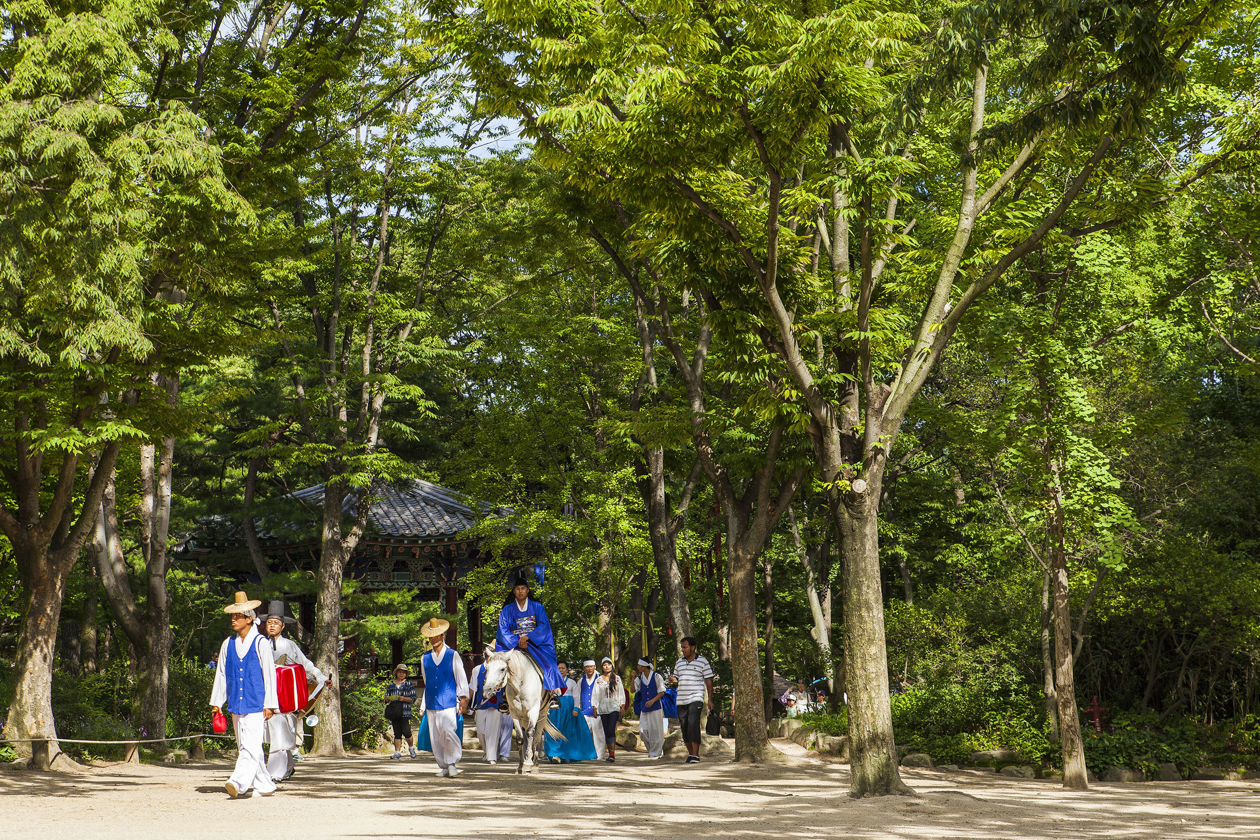 這場互動式表演結合了富有表現力的音樂與節奏,讓所有年齡層的觀眾都為之著迷,不僅能讓旅客們深刻體驗韓國文化,更是全家大小同樂的絕佳選擇。 這場互動式表演結合了富有表現力的音樂與節奏,讓所有年齡層的觀眾都為之著迷,不僅能讓旅客們深刻體驗韓國文化,更是全家大小同樂的絕佳選擇。