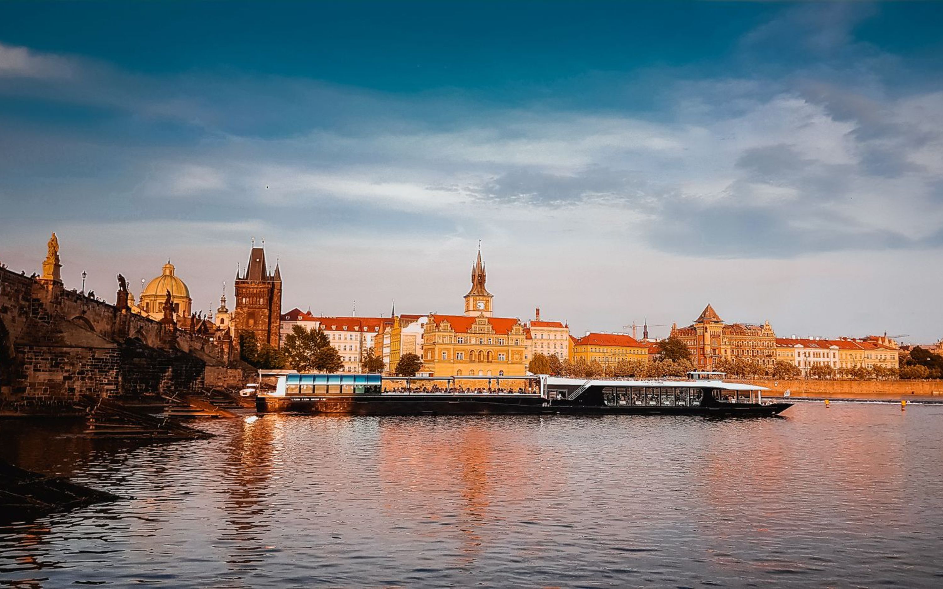 在迷人的夜晚，欣賞伏爾塔瓦河上倒映的城市燈火。