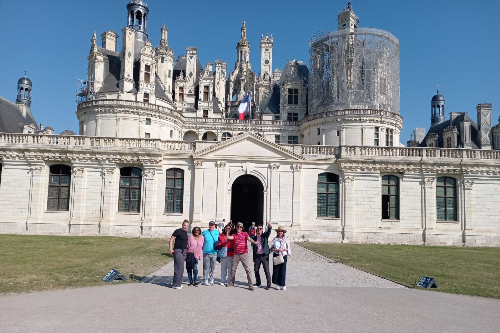 visitors group photo infront of Château de Chambord