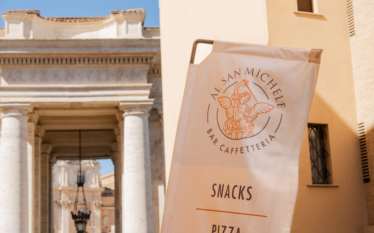 在基督教世界最神聖的地點之一，沉浸在豐富的象徵意義和虔誠之中，駐足沉思。