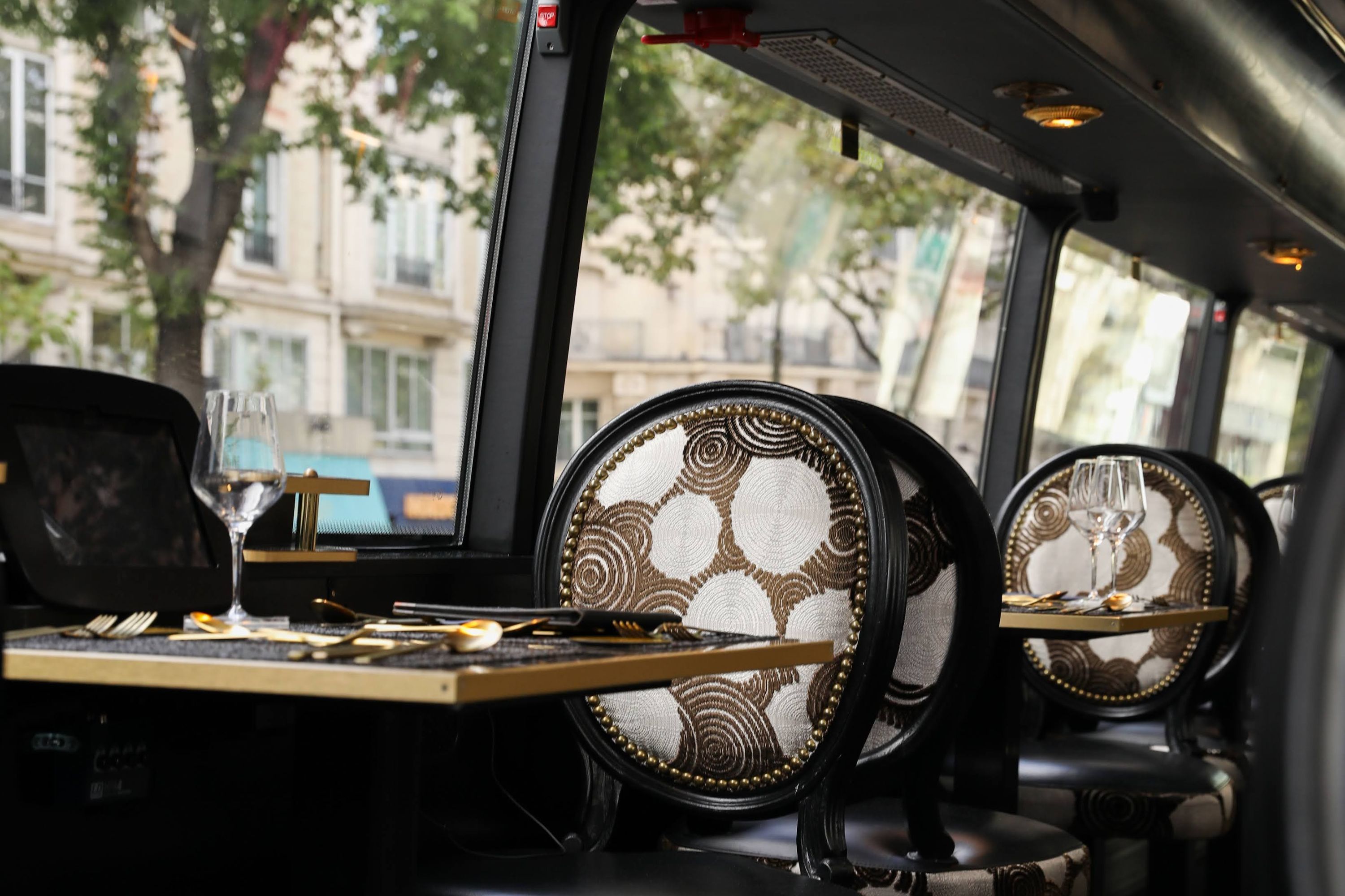 Saint-Germain 1920 Bus Dining and Sightseeing Experience in Paris