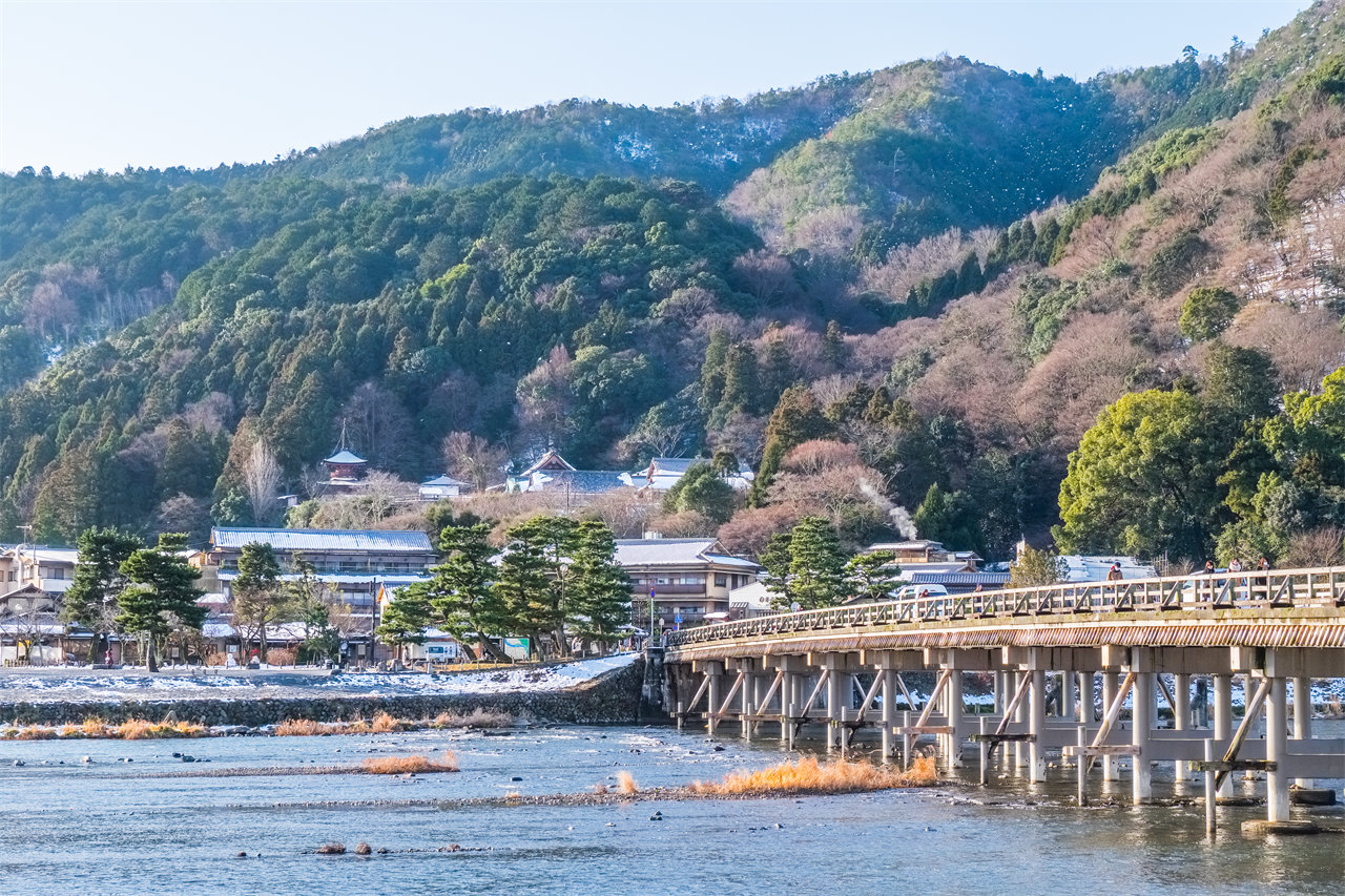 渡月橋-百年京都風景畫
嵐山的門面擔當！渡月橋橫跨桂川，春有櫻、夏有綠、秋有楓、冬有雪，怎麼拍都像日劇場景。名字取自“月過橋如渡”，詩意滿滿~