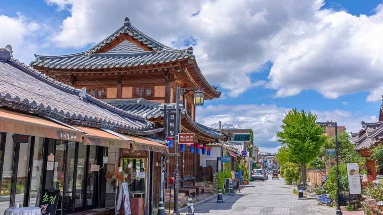 漫步於充滿歷史與文化的街道。 漫步於充滿歷史與文化的街道。