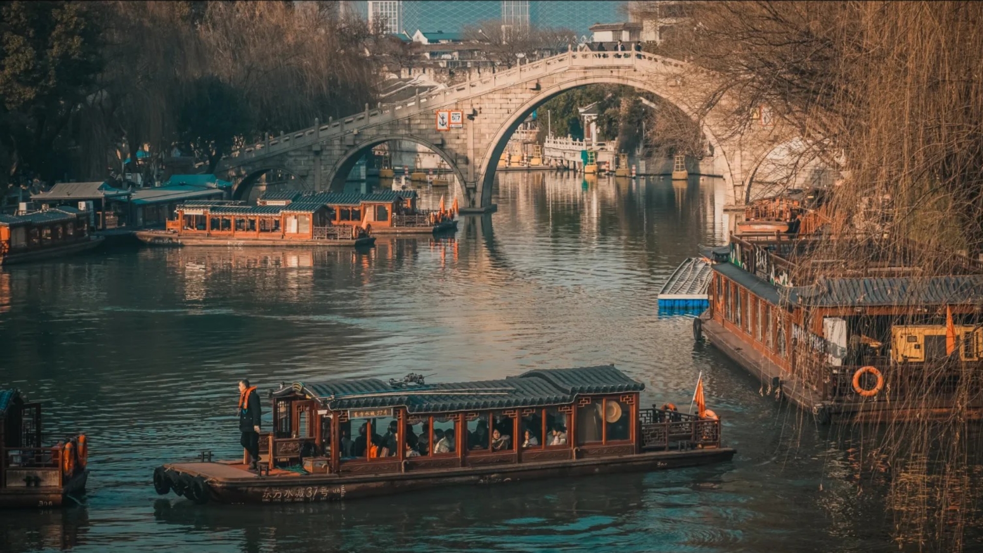 街道呈水陸並行、河街相鄰的格局, 街道呈水陸並行、河街相鄰的格局,