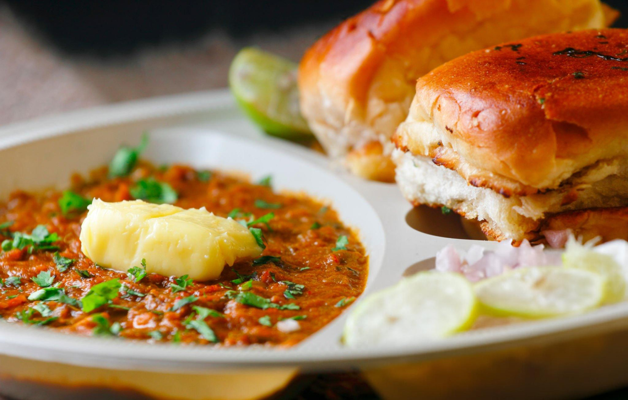 Flavors of Mumbai: Guided Street Food Tasting Tour with a local