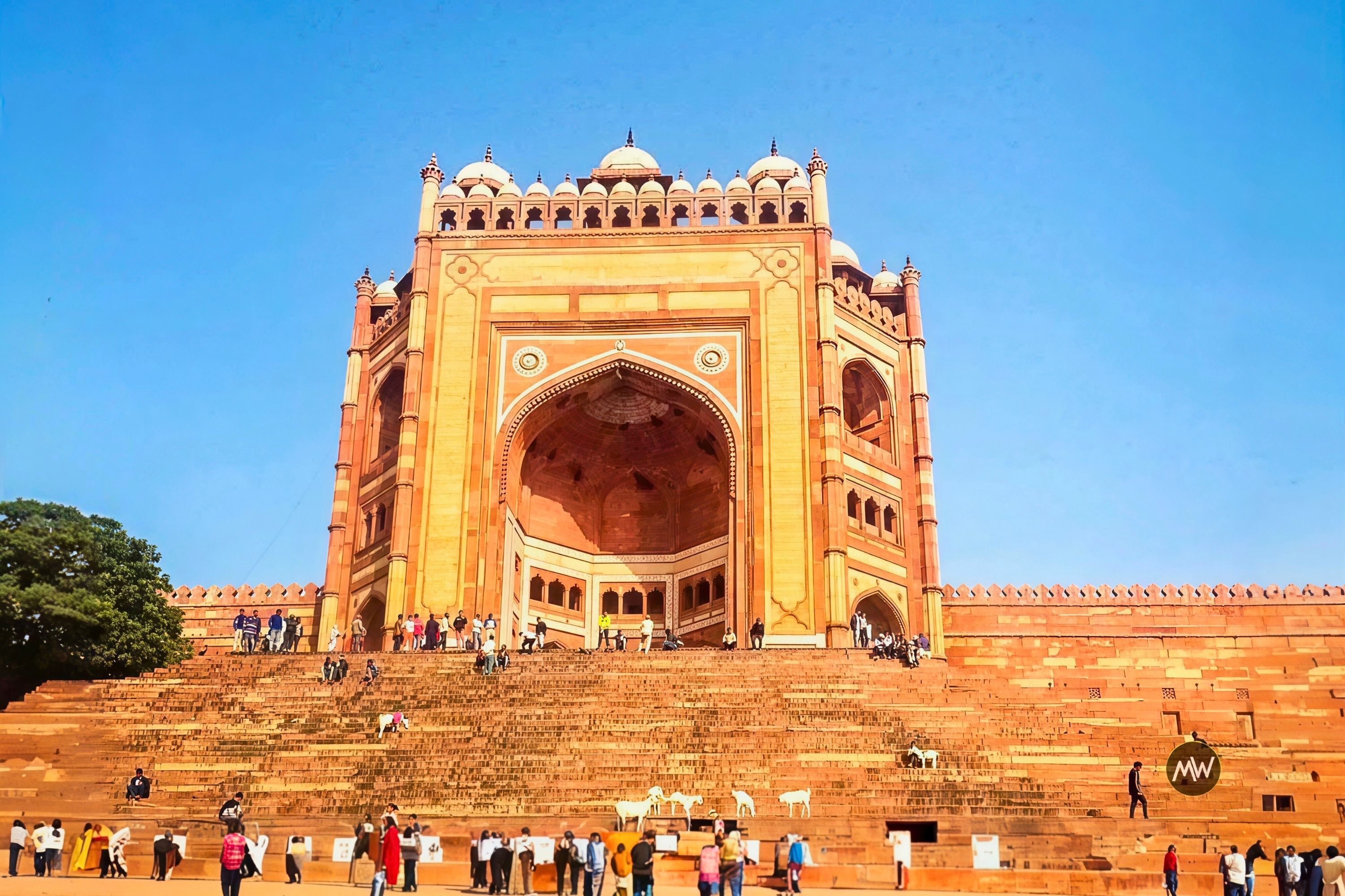 法特赫布爾西格里是聯合國教科文組織世界遺產，由阿克巴大帝建造，是一座令人驚歎的莫臥兒城市。其紅砂岩宮殿、清真寺和庭院展現了皇室的宏偉和歷史魅力。