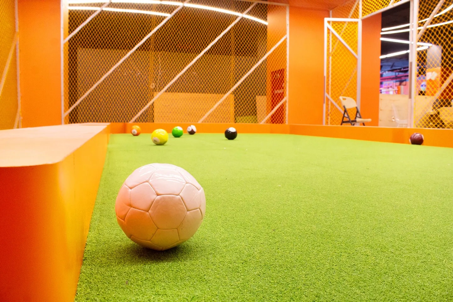 從另一個角度欣賞撞球區,舒適的環境與熱鬧的氣氛,讓玩家可以放鬆身心,盡情享受樂趣 從另一個角度欣賞撞球區,舒適的環境與熱鬧的氣氛,讓玩家可以放鬆身心,盡情享受樂趣