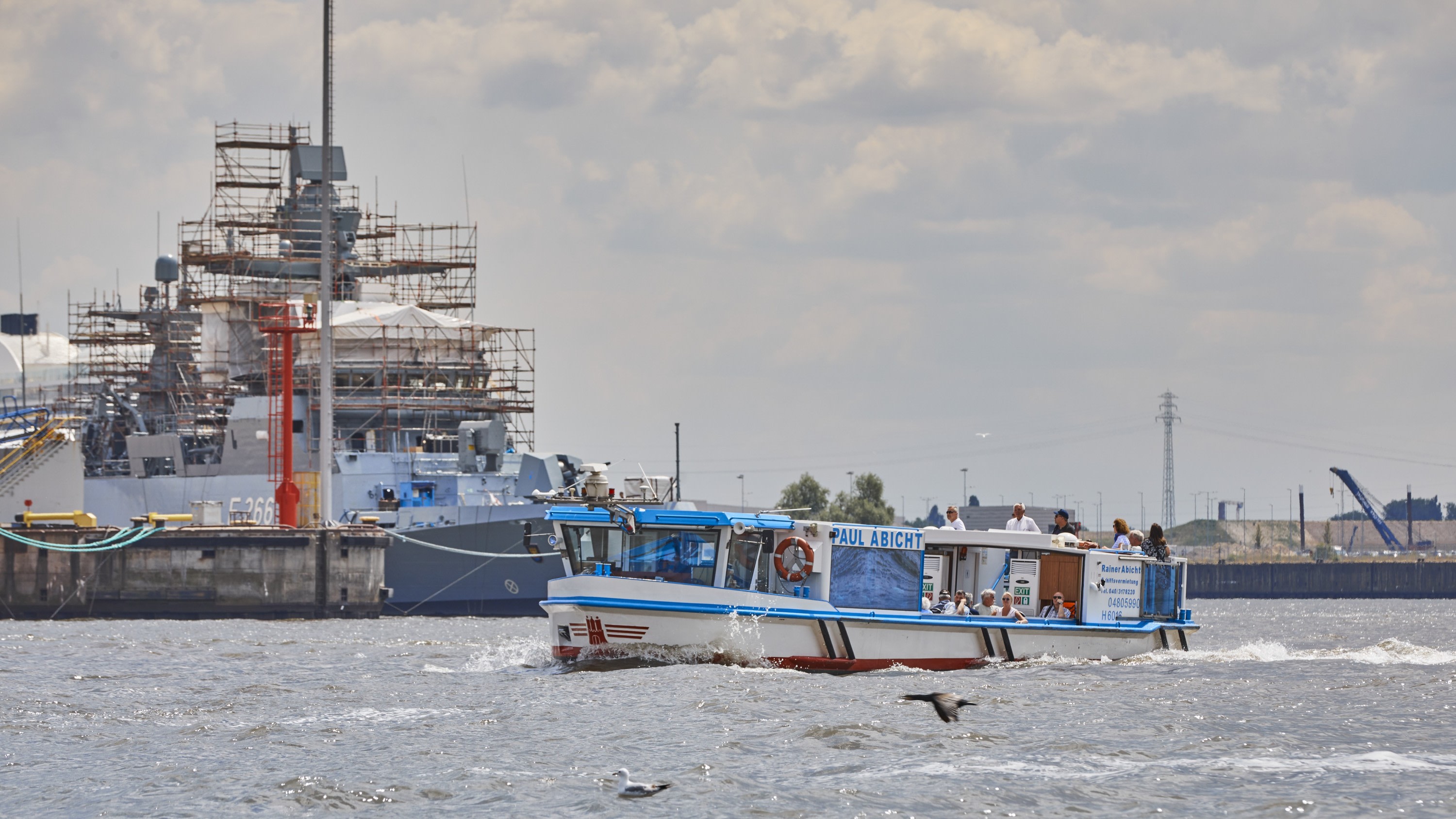 搭乘遊船暢遊漢堡生機蓬勃的港灣水域,一睹海軍艦艇和繁忙的船塢風采 搭乘遊船暢遊漢堡生機蓬勃的港灣水域,一睹海軍艦艇和繁忙的船塢風采