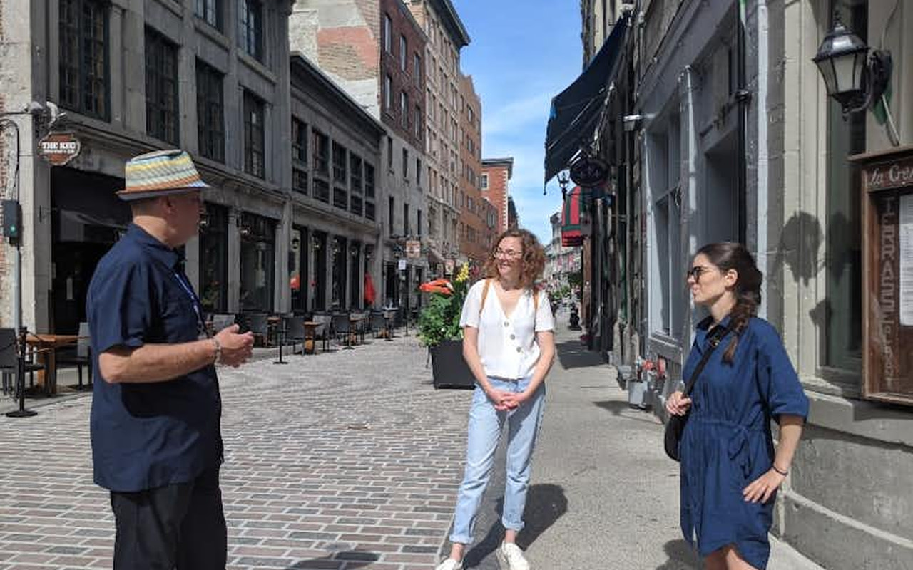 跟隨專業導遊，一同探索鵝卵石街道和標誌性的 Bonsecours Market。