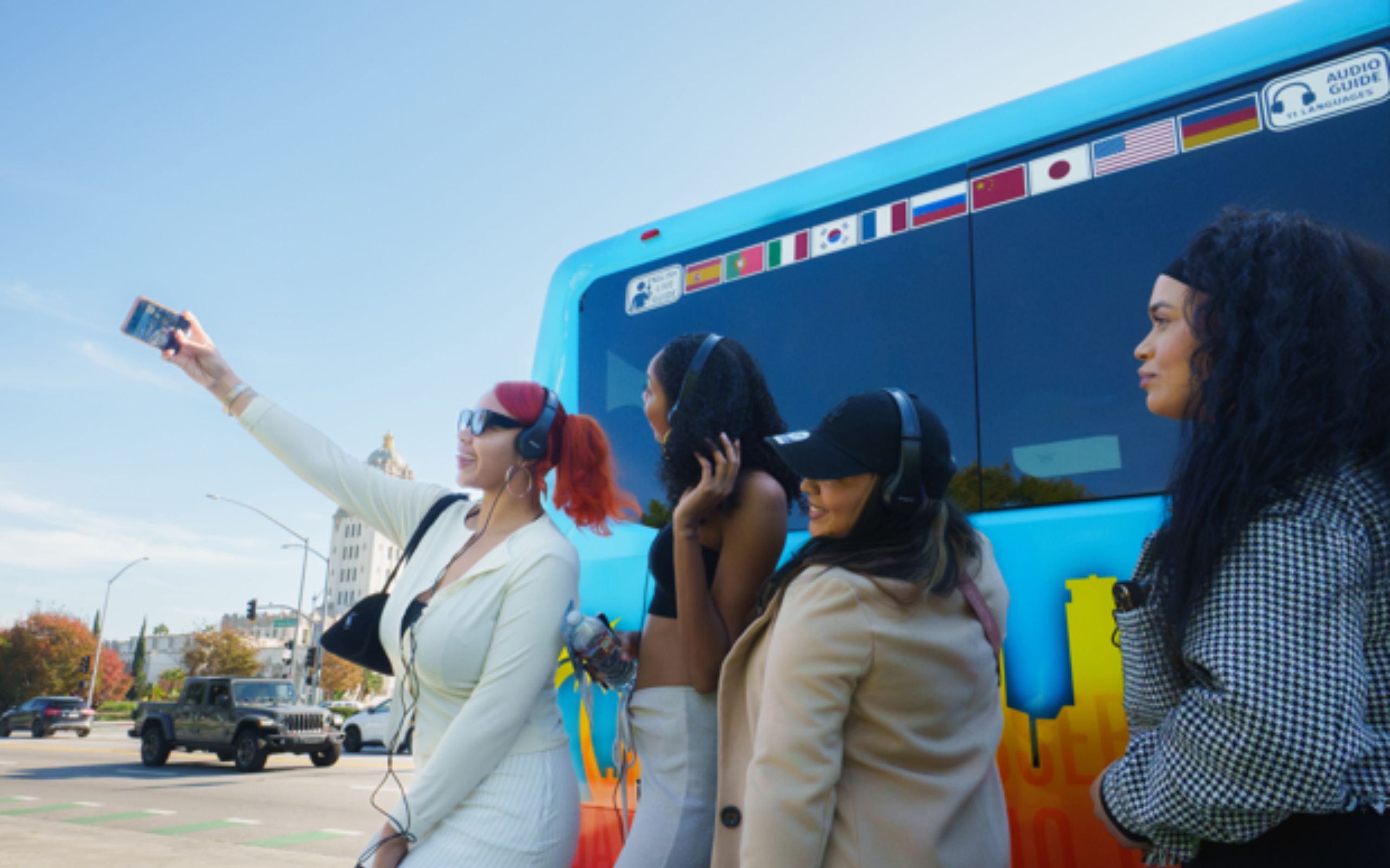 在旅程的眾多標誌性站點之一拍攝一張難忘的團體照