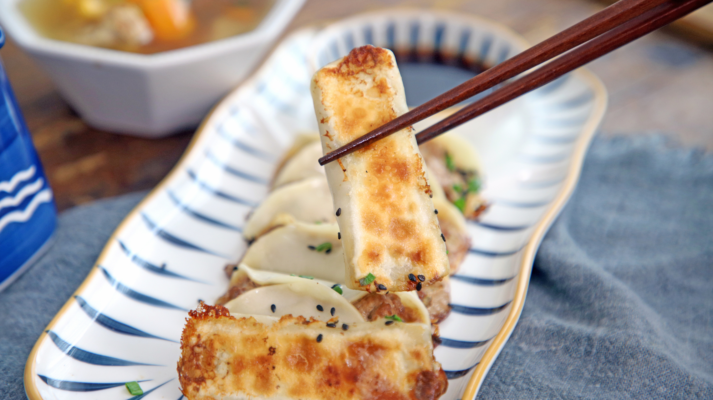 Taste delicious dumplings for lunch and experience the northern food culture. Under the recommendation of the tour guide, taste dumplings with different fillings, including tender and juicy pork and green onion fillings, fragrant and delicious leek and eg