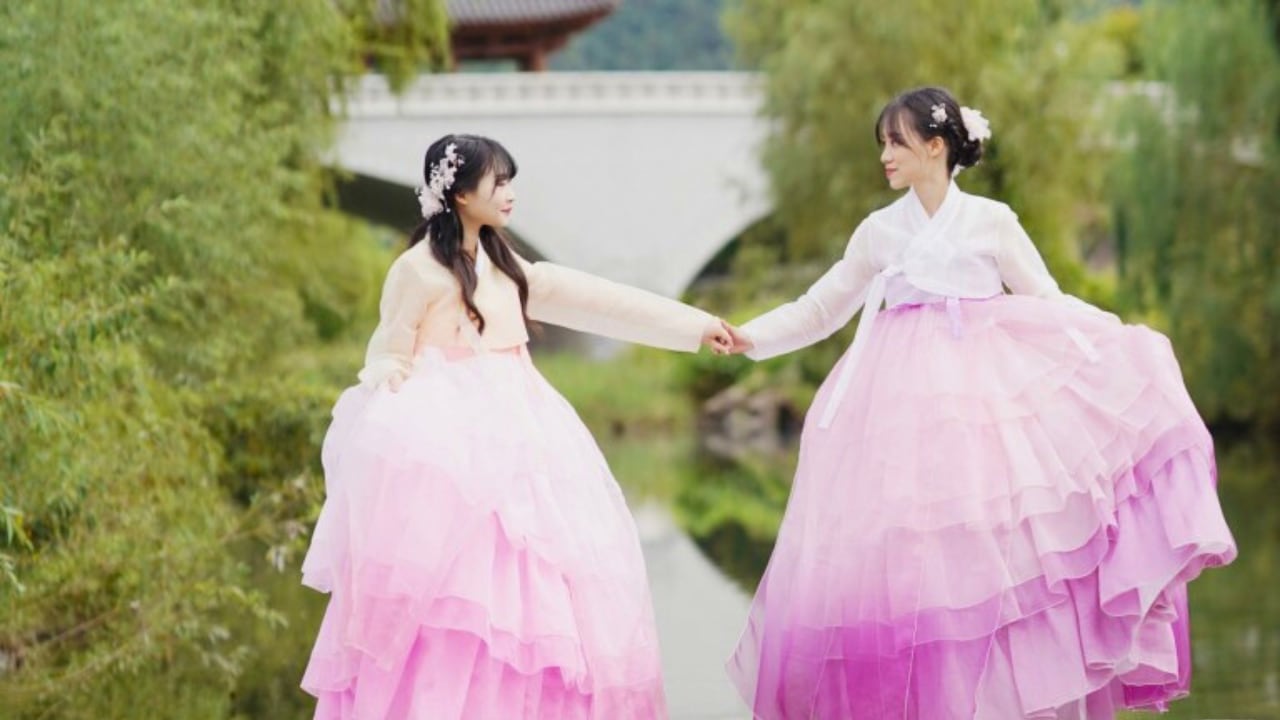 微風中春日的景色搭配韓服的飄逸裙擺，尤如置身古裝韓劇。無論是與朋友、家人還是伴侶同行，拍照和散步都特別浪漫～