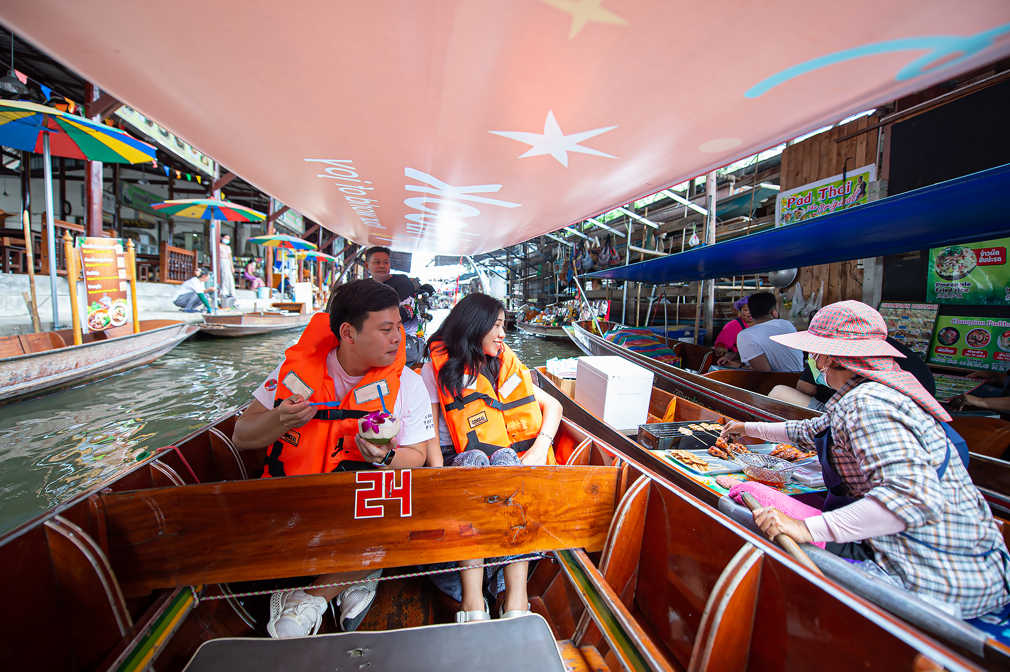 來到丹嫩莎朵水上市場，豐富你的曼谷文化之旅