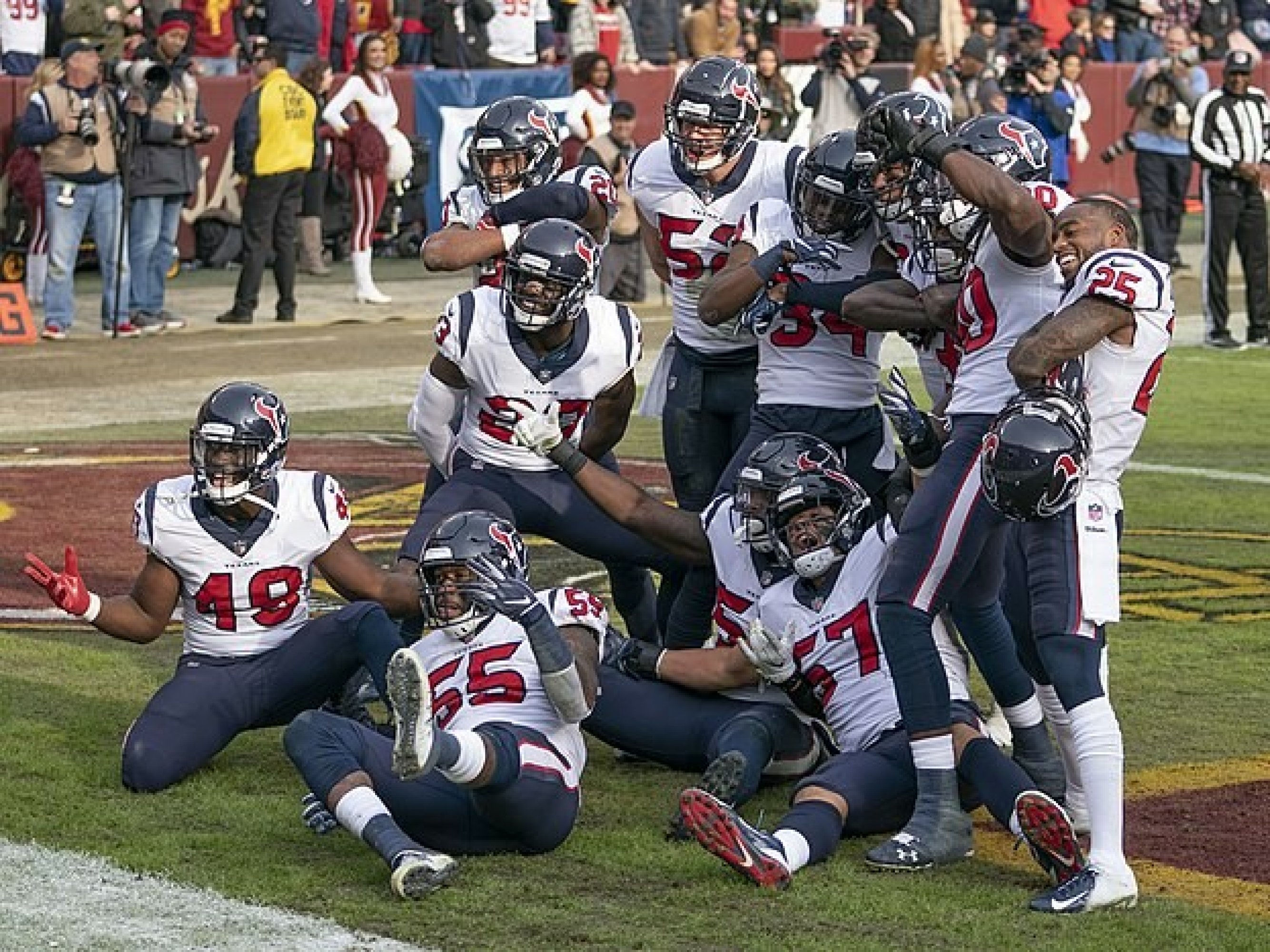 休士頓德州人隊齊聚一堂，拍攝氣勢磅礴的團隊照，驕傲、熱情和比賽日的活力在此刻爆發