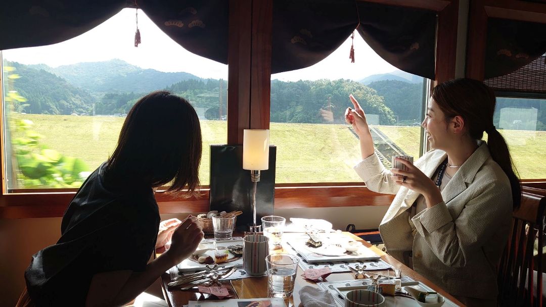 【丹後鐵道觀光列車：黑松號（くろまつ号）】能一邊品嘗當地食材制作的美食，一邊欣賞海之京都的美麗田園風光，一定會帶給您最特別的回憶！