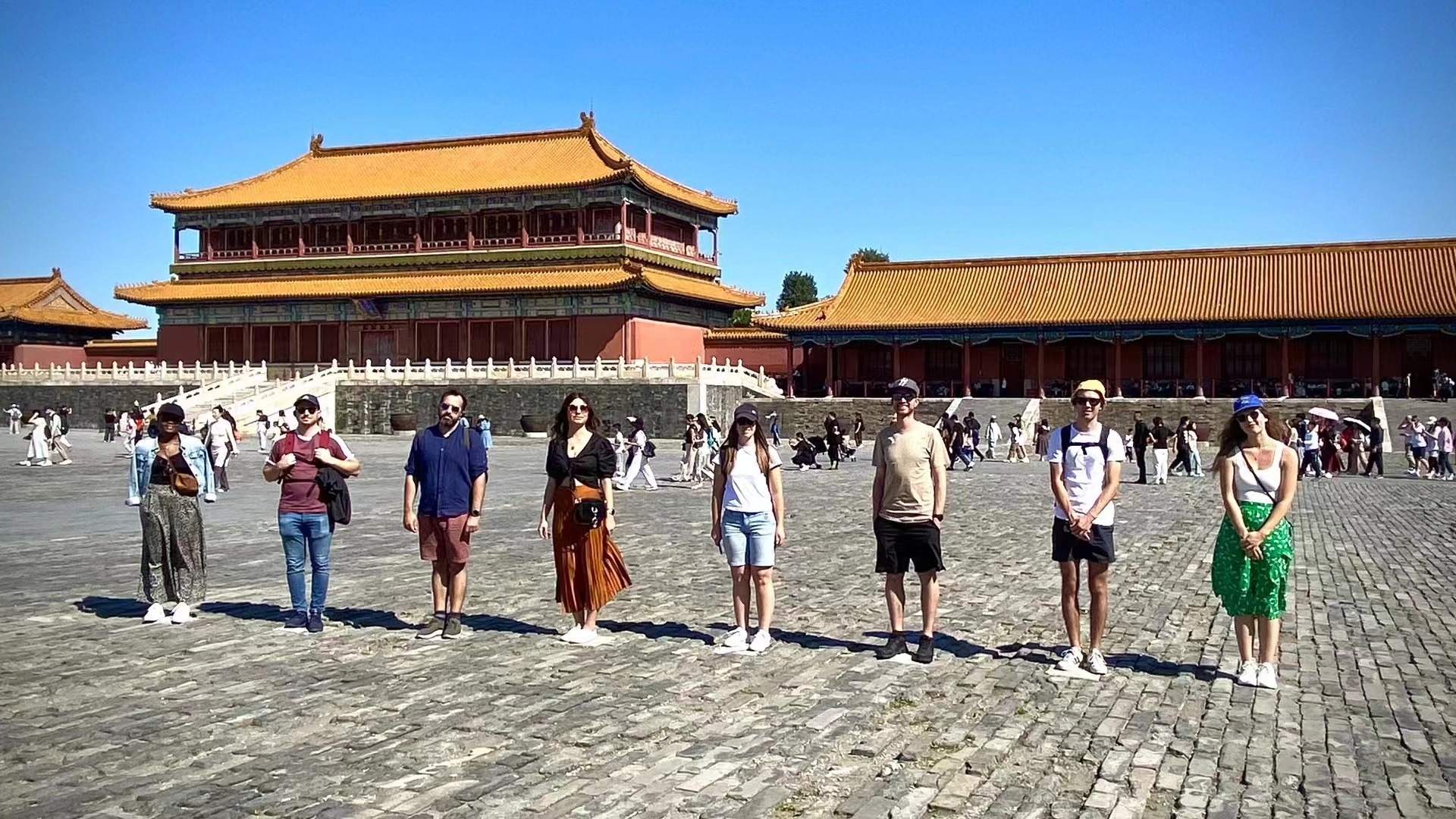 開啟故宮探索之旅，就如同踏入一條時光迴廊，開啟一場穿越時空的奇妙之行。我們專業的導遊，會把每一處建築背後的故事娓娓道來，讓您輕鬆瞭解故宮的精華所在。當您驚歎於太和殿那令人震撼的雄偉壯觀後，目光旋即會被保和殿獨特的風姿所吸引。保和殿。導遊會細細講述，往昔它曾是宮廷盛宴的核心舞臺, 還是決定天下學子命運的重要殿試場所，
緊接著，您將踏入神秘的內廷區域。這裡，四周紅牆環繞，靜謐氛圍中透著莊重肅穆，是皇帝日常起居的私密天地。導遊的講解，會讓您仿若觸摸到古代帝王生活的脈絡，真切感受那份獨屬於皇家的神秘氣息與無上威嚴