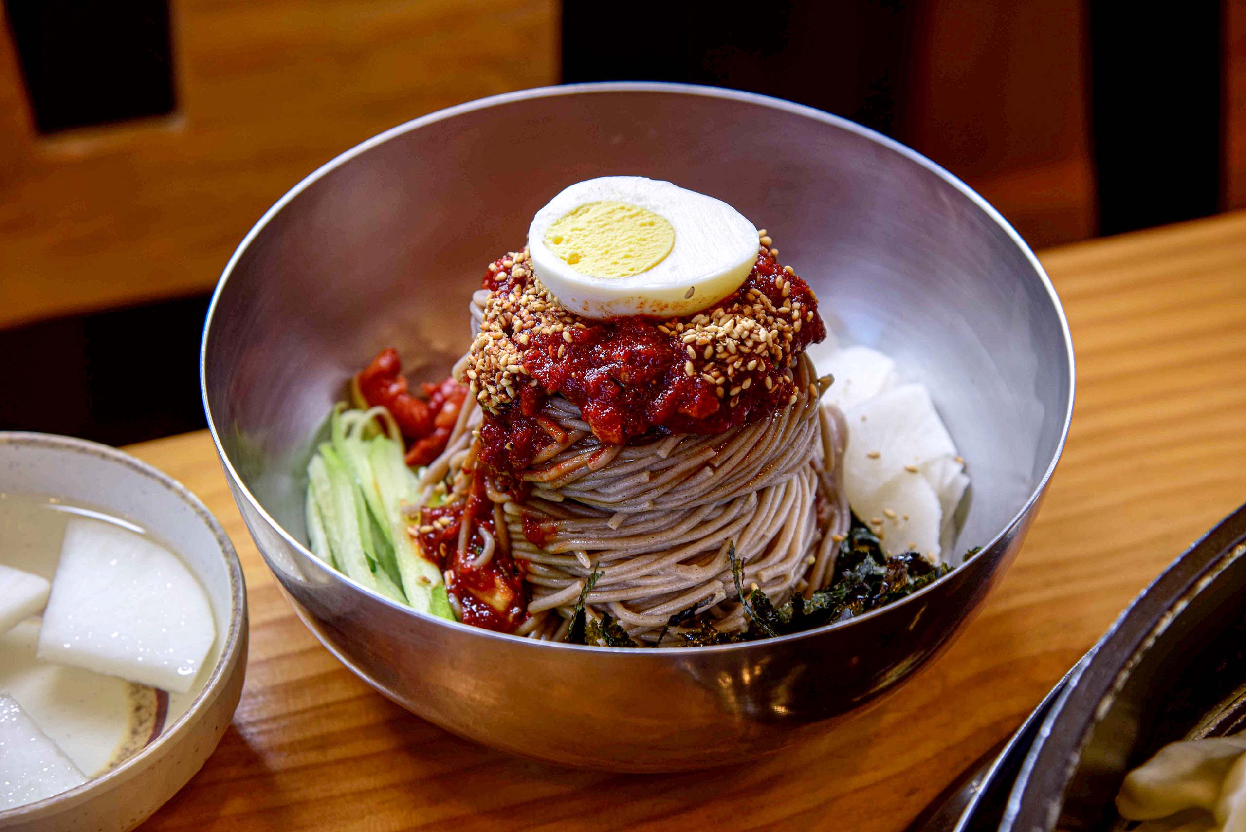 午餐時間，走訪當地麵店，品嚐道地美味。