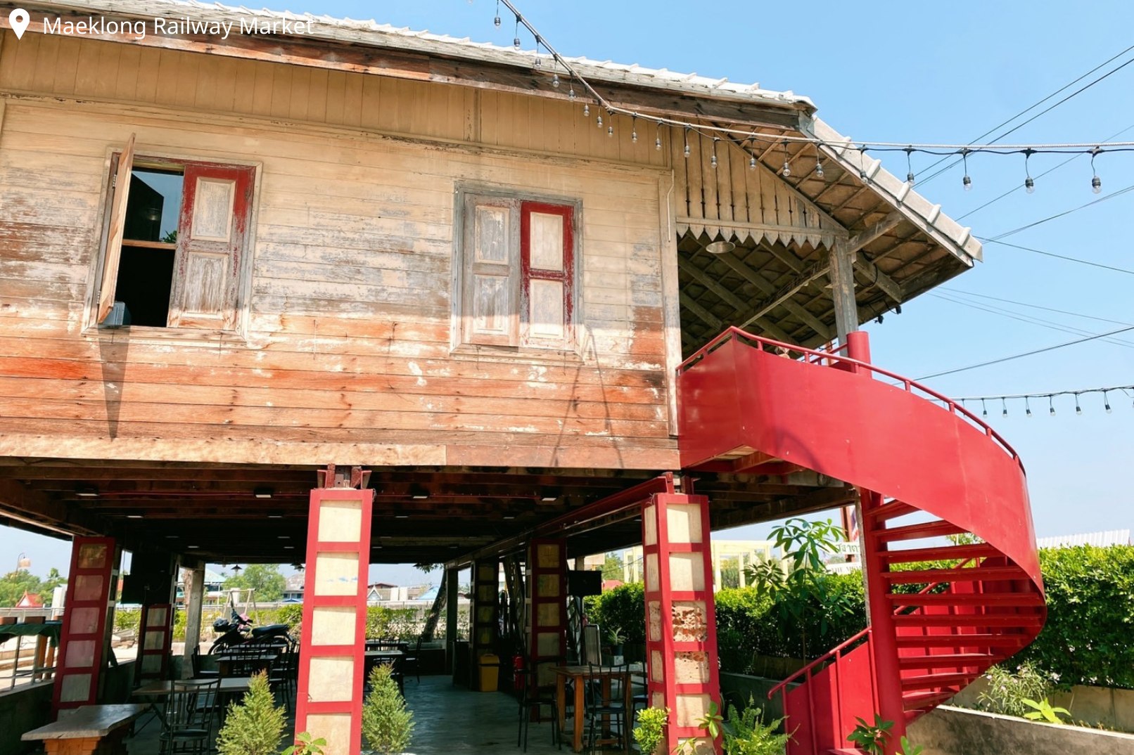 Explore the Maeklong Market in the old community.