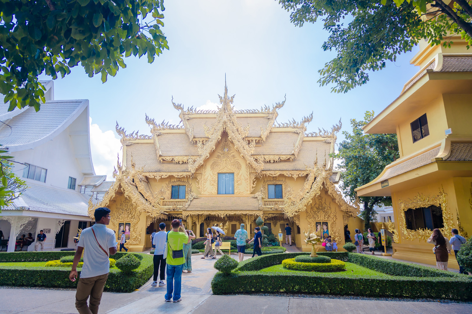Discover White Temple, Black House & Blue Temple from Chiang Mai