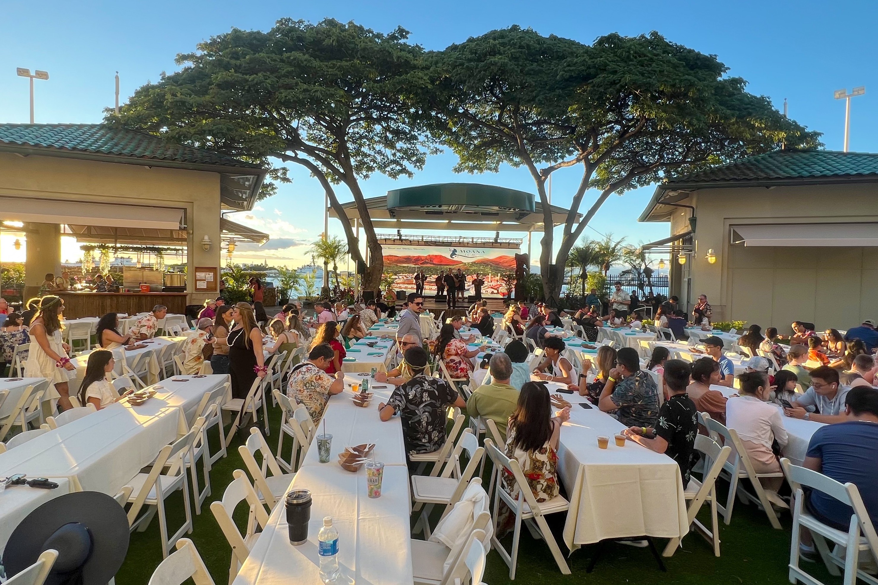 卡莫納晚宴體驗 (Ka Moana Luau Experience)