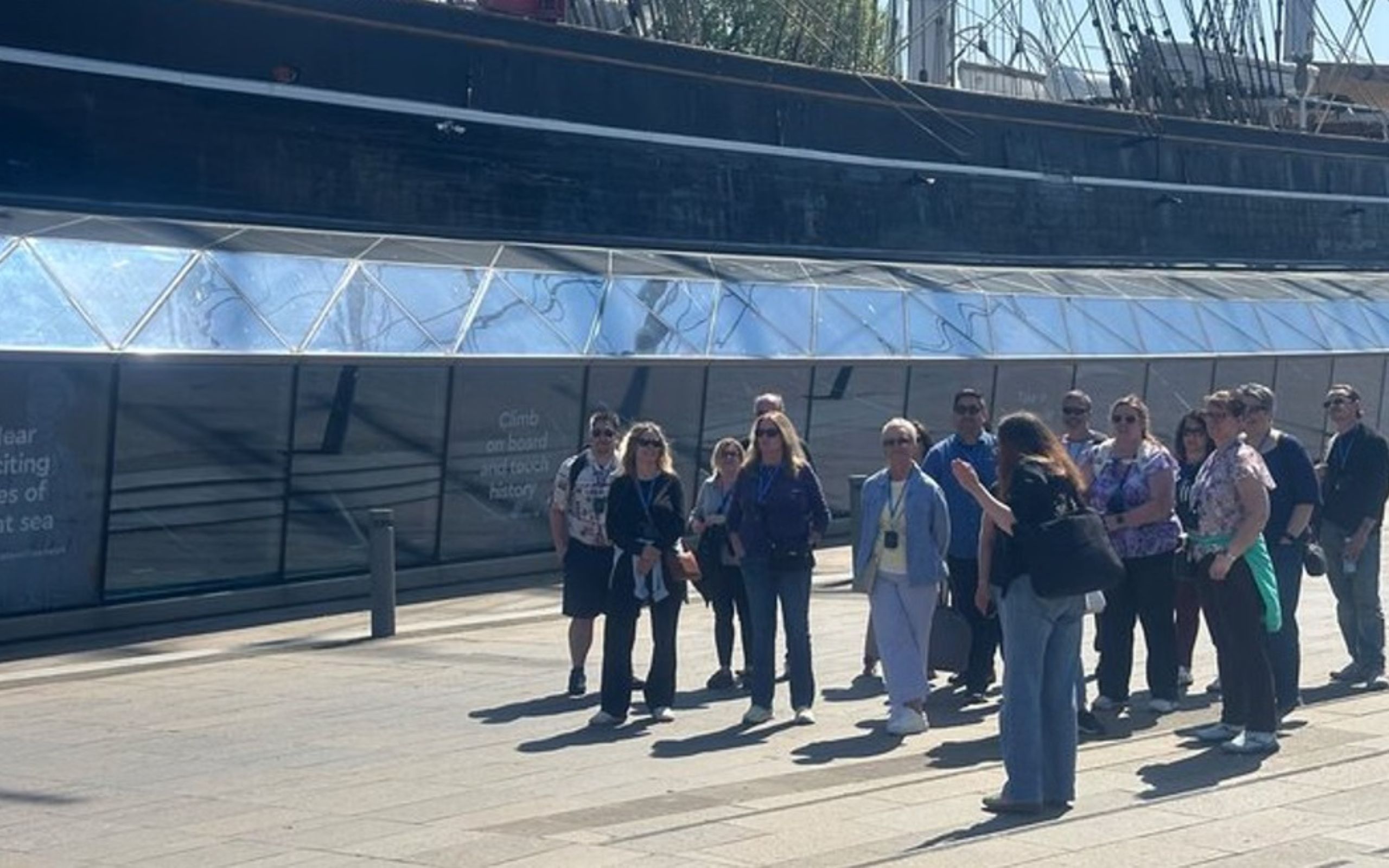 親身站立於雄偉的卡蒂薩克號 (Cutty Sark) 旁,一睹昔日航行速度最快的運茶快船的風采 親身站立於雄偉的卡蒂薩克號 (Cutty Sark) 旁,一睹昔日航行速度最快的運茶快船的風采