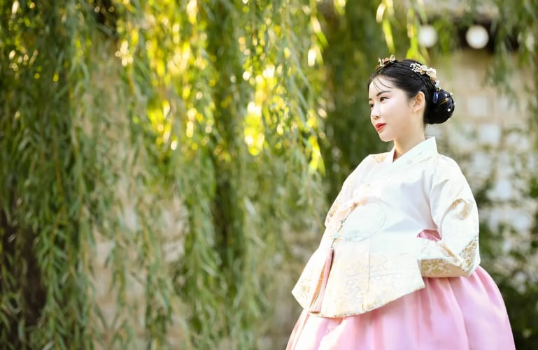 Seoul Hanbok Photoshoot at Gyeongbokgung Palace by Hanboknam