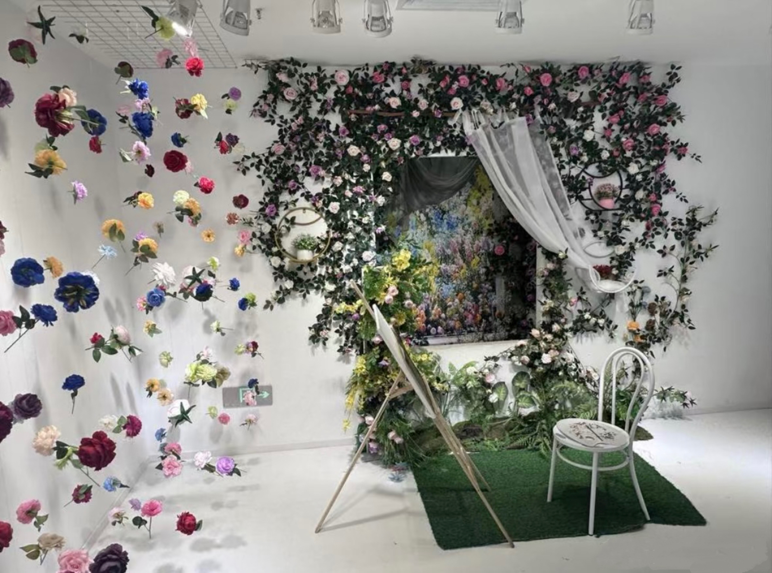 The interior decor of the venue is simple yet tasteful, with the lighting used to great effect.