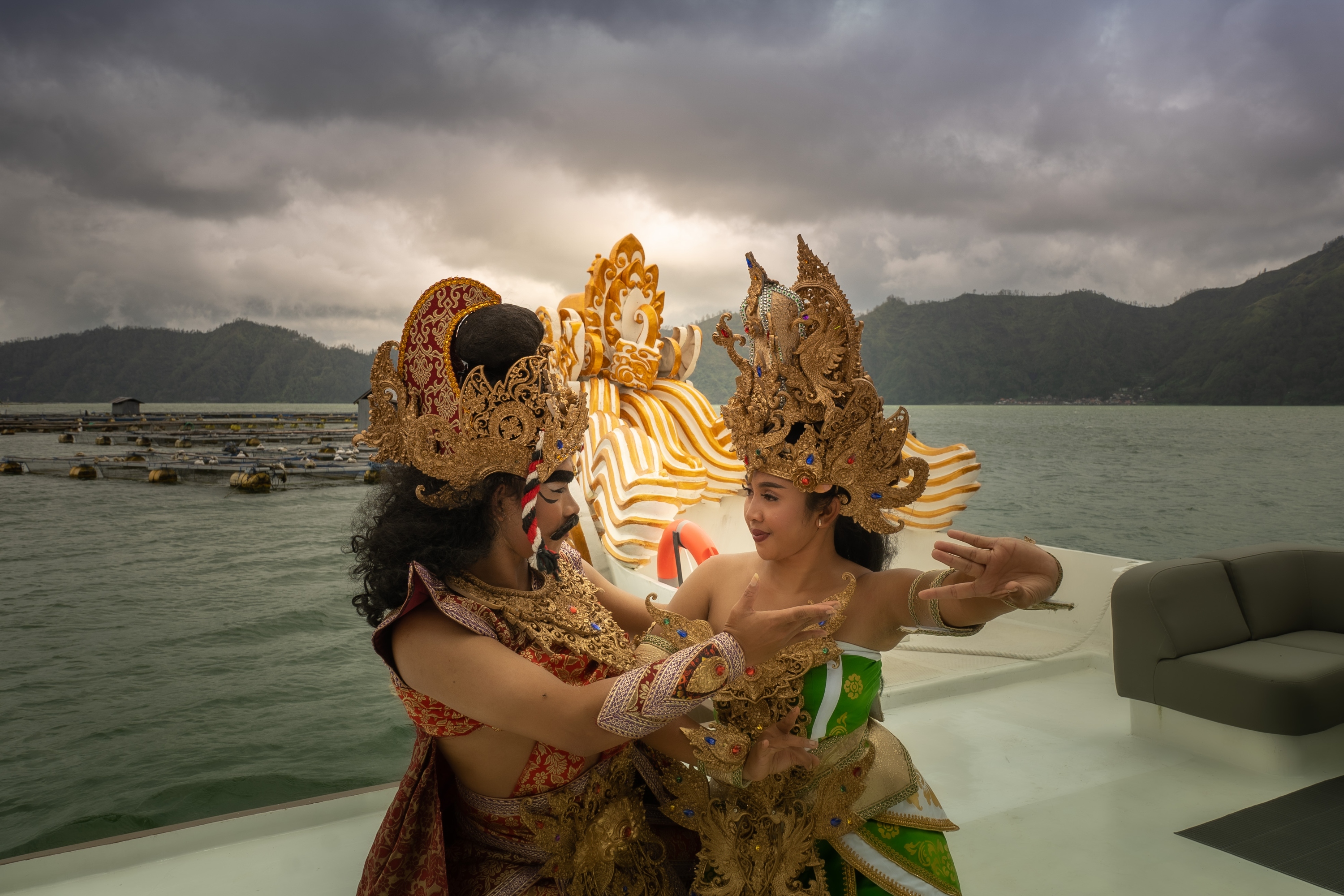 在迷人的湖景中翩翩起舞