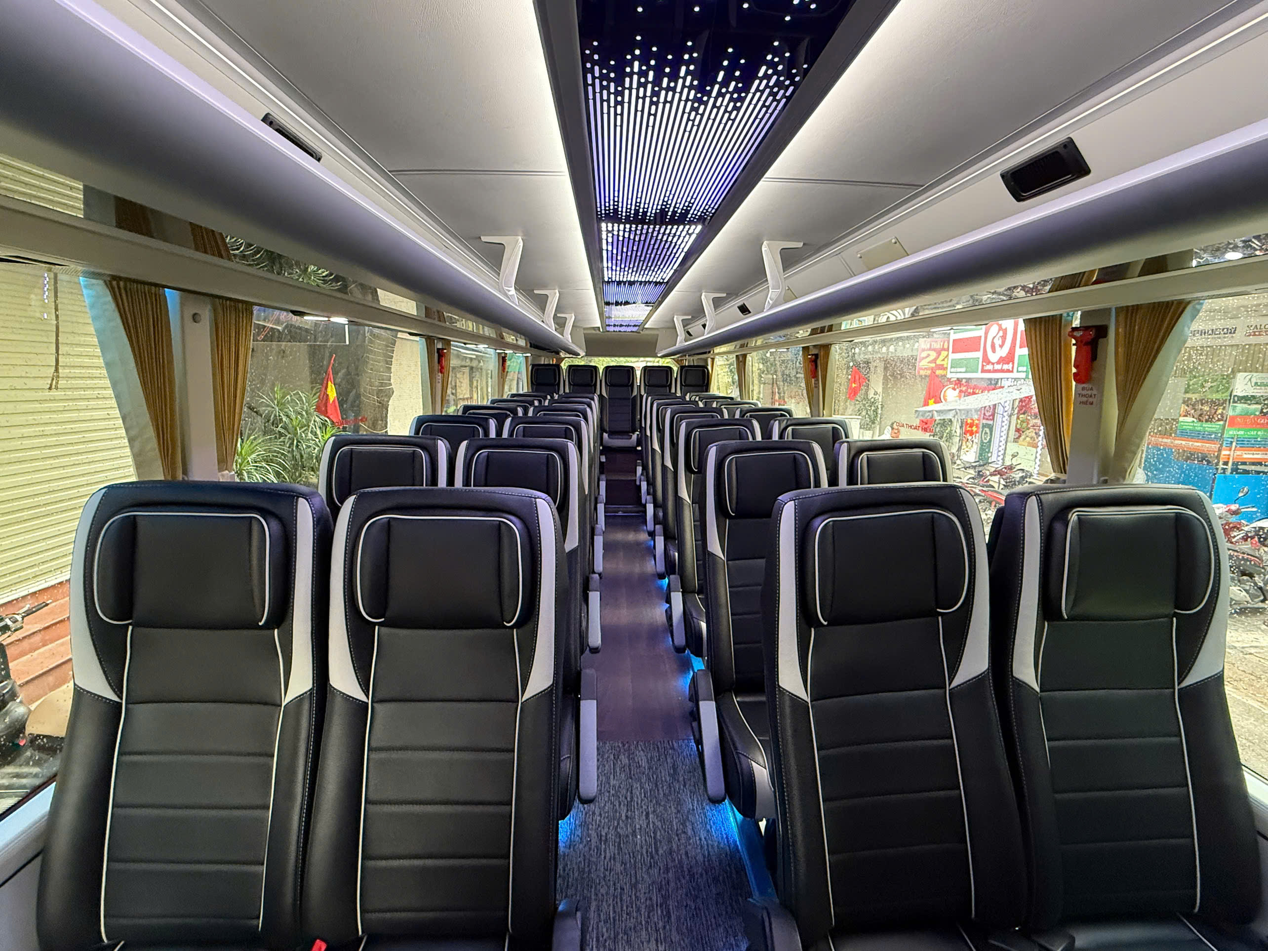 標準座位提供寬敞的膝部空間,適合身高 1.75 公尺以下的旅客,讓您的長途旅程更加舒適。 標準座位提供寬敞的膝部空間,適合身高 1.75 公尺以下的旅客,讓您的長途旅程更加舒適。