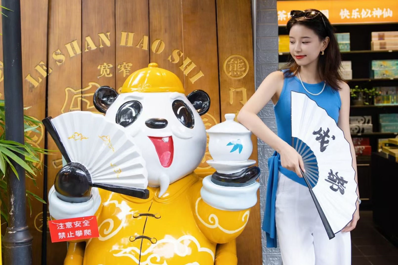 Chengdu Travel Photography & Street Photography (Professional Photographer + Full Posing Guidance + All Negatives Included with Fine Retouching)