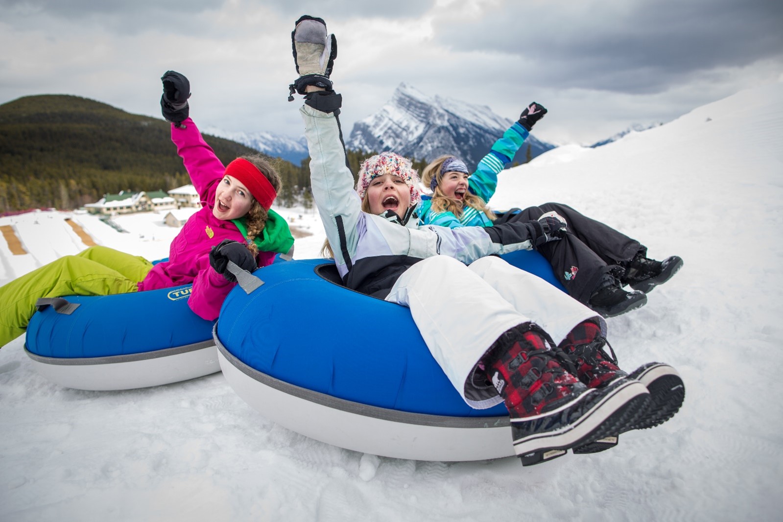 Lake Louise & Abraham Lake Day Tour from Calgary 