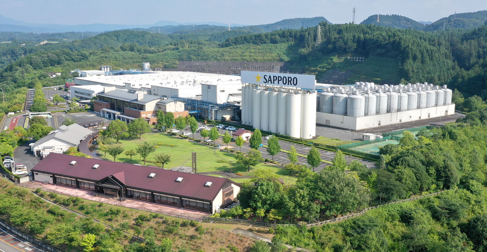 Sapporo Beer Kyushu Hita Brewery
Take a guided tour of the Sapporo Beer Kyushu Hita Brewery to learn about the brewing process and enjoy freshly brewed beer in the scenic surroundings of Hita.