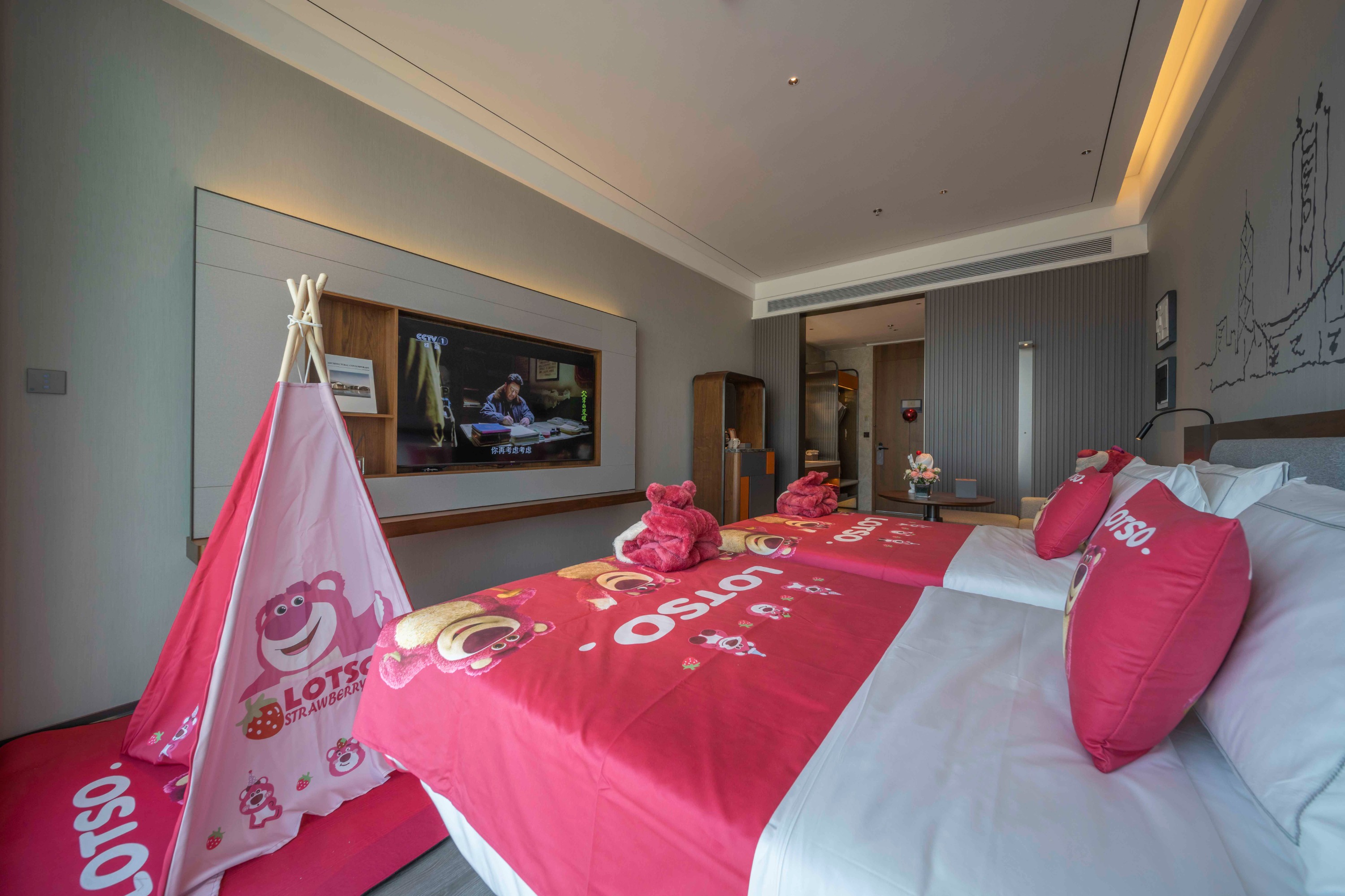 Strawberry Bear Theme King Room