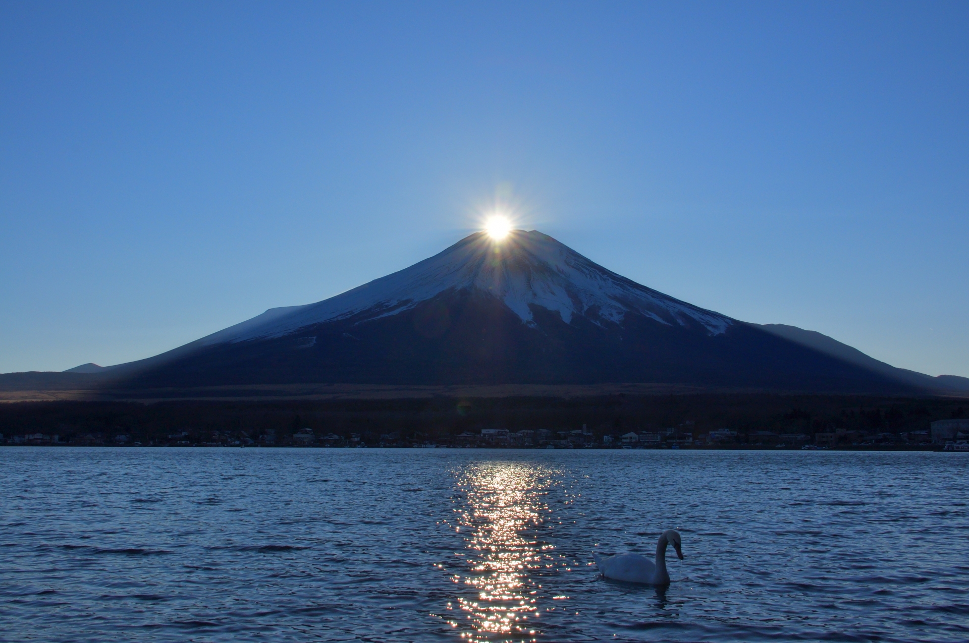 壯麗的「鑽石富士」景象——當夕陽正好落在富士山山頂時,陽光閃耀如鑽石般璀璨。 壯麗的「鑽石富士」景象——當夕陽正好落在富士山山頂時,陽光閃耀如鑽石般璀璨。
