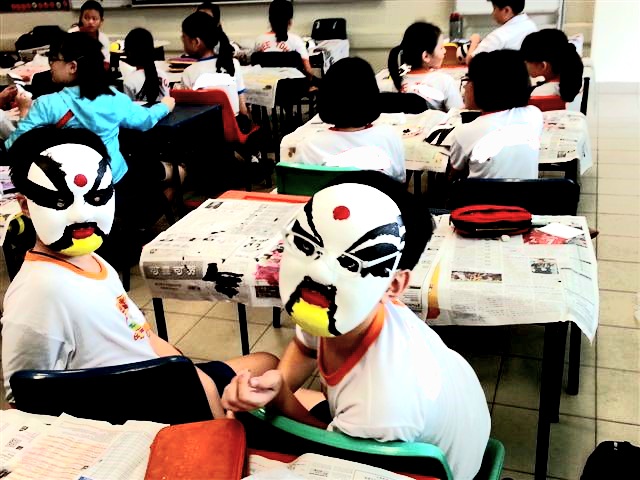 參與者戴上彩繪面具，在互動體驗中賦予這些繽紛角色生命。