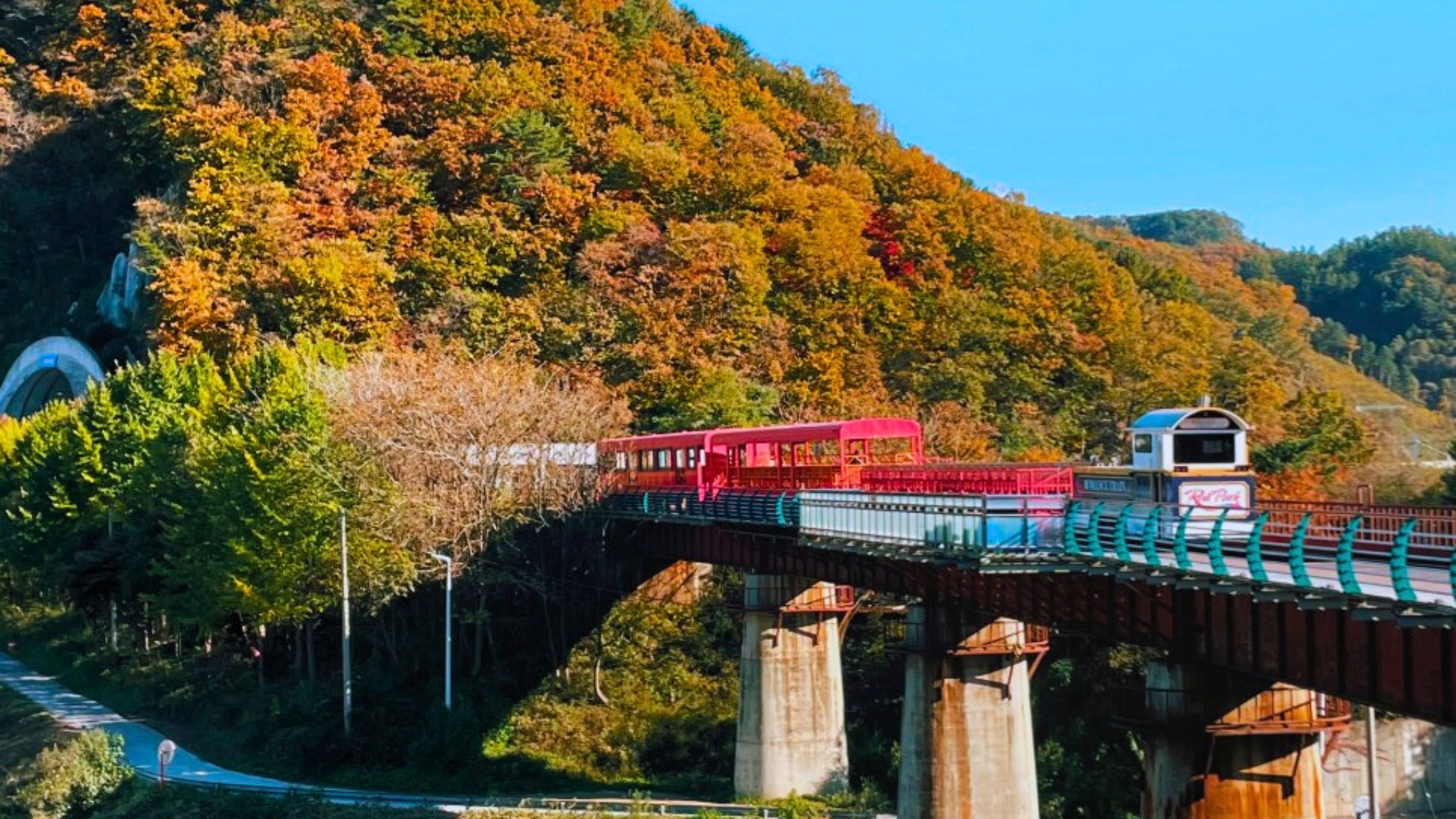 飽覽壯麗的河景與橋景——盡情欣賞蜿蜒的河流和古樸的鐵路橋樑所構成的迷人全景。 飽覽壯麗的河景與橋景——盡情欣賞蜿蜒的河流和古樸的鐵路橋樑所構成的迷人全景。