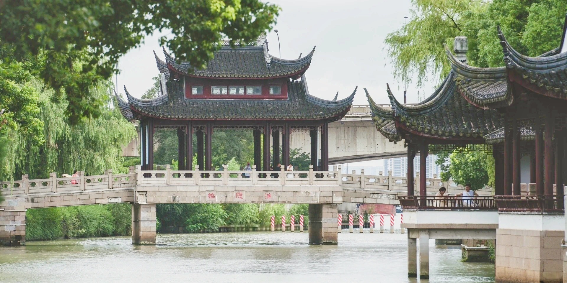 楓橋景區依託古運河而建,是以古運河、江楓古橋、鐵鈴古關、寒山古寺、楓橋古鎮 “五古” 為特色的省級風景名勝區 楓橋景區依託古運河而建,是以古運河、江楓古橋、鐵鈴古關、寒山古寺、楓橋古鎮 “五古” 為特色的省級風景名勝區