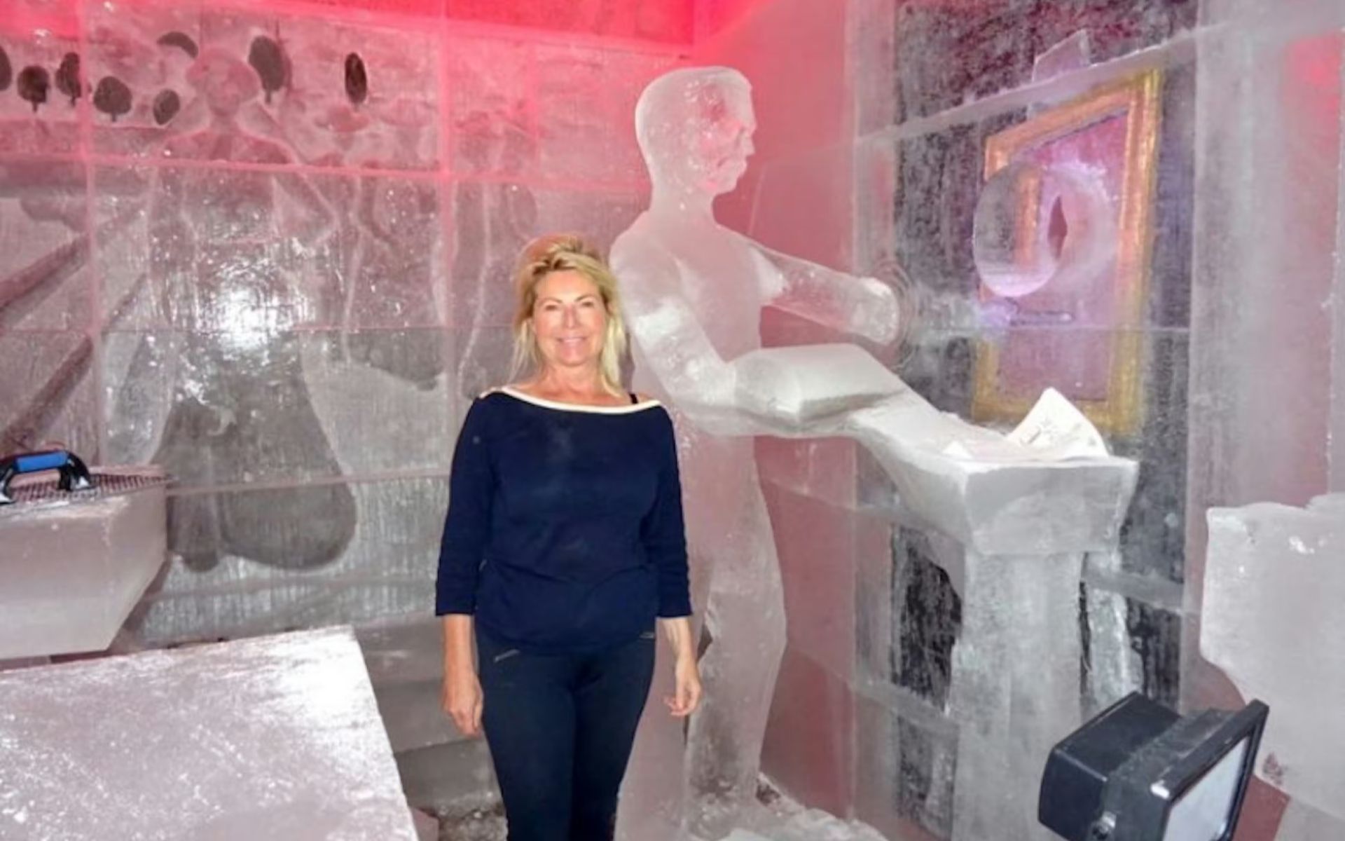 在純冰打造的冰雪奇緣中，擺出姿勢拍下難忘的照片。