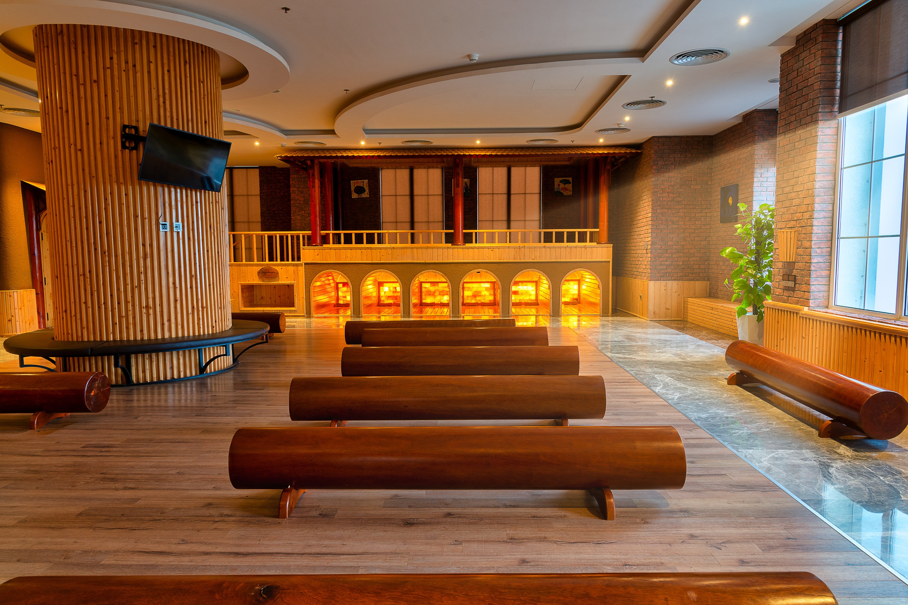 在我們的水療中心盡情享受極致放鬆，讓淡淡的天然香氣帶您前往遙遠的國度，享受純粹的放縱