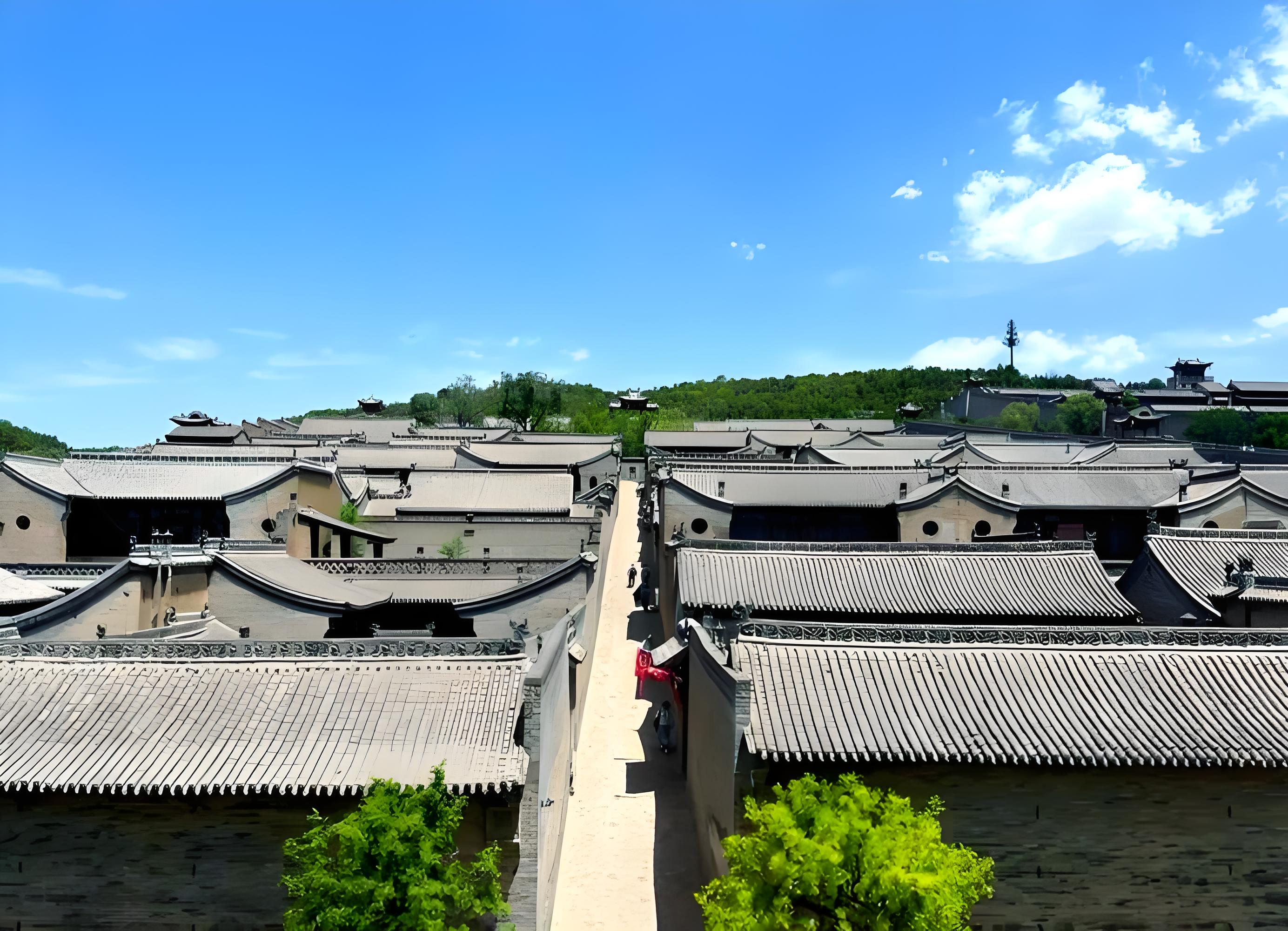 山西王家大院以其恢弘的建築規模、精妙絕倫的雕飾藝術和深厚的歷史文化底蘊，宛如一部立體的史書，當之無愧地被譽為“中國民間故宮”。