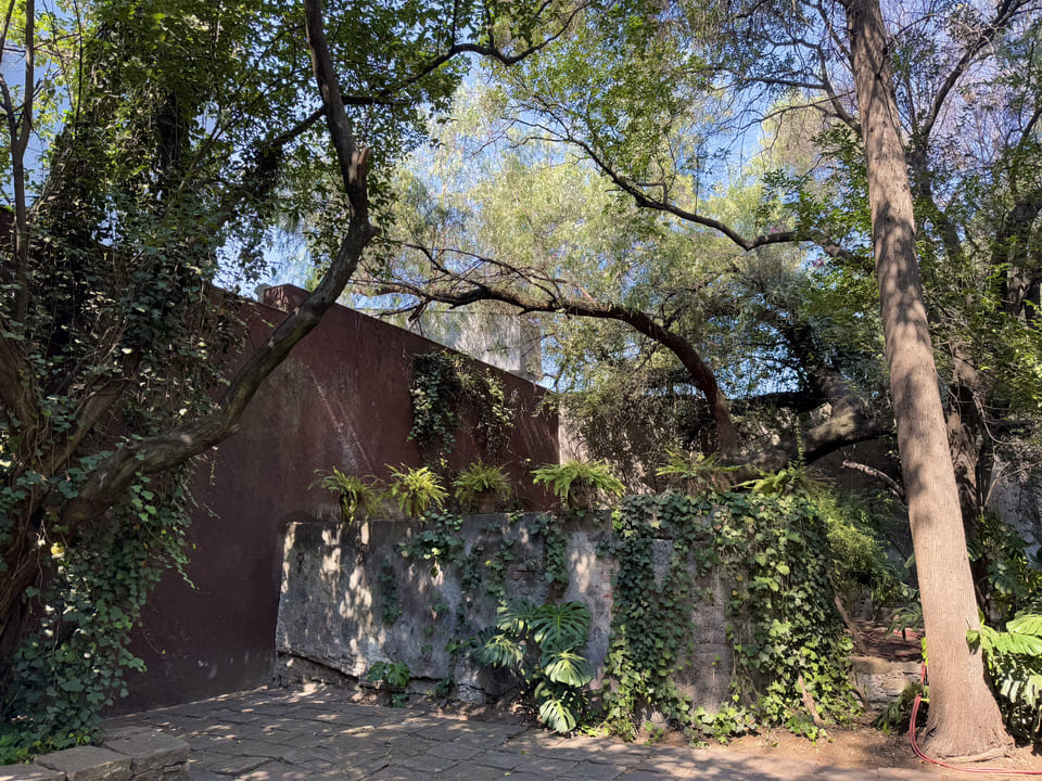 在溫暖黃光的照耀下，感受吉拉迪之家的恆久優雅