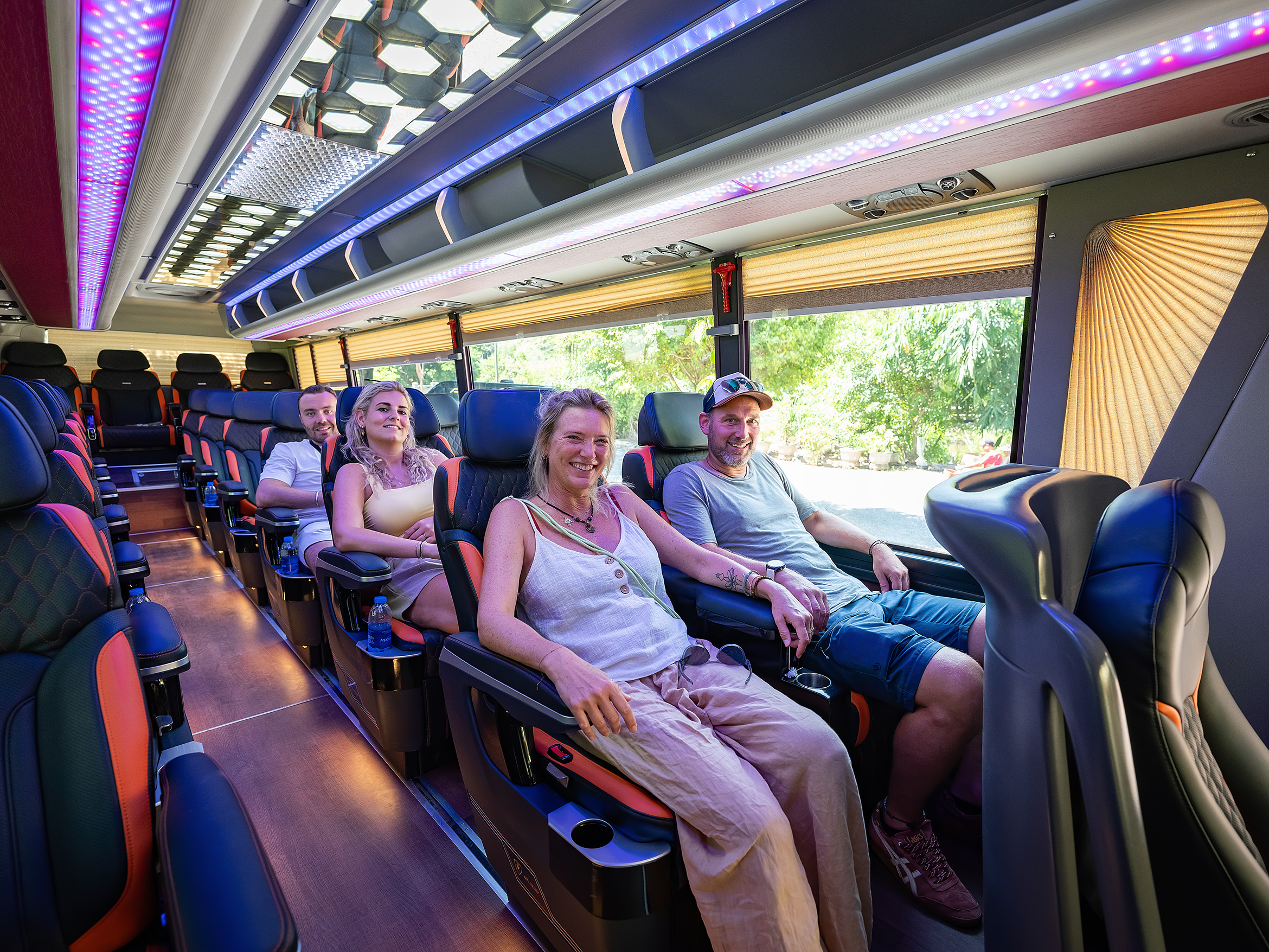 搭乘我們的豪華接送服務,享受時尚舒適的旅程,從啟程到結束都倍感便利。 搭乘我們的豪華接送服務,享受時尚舒適的旅程,從啟程到結束都倍感便利。