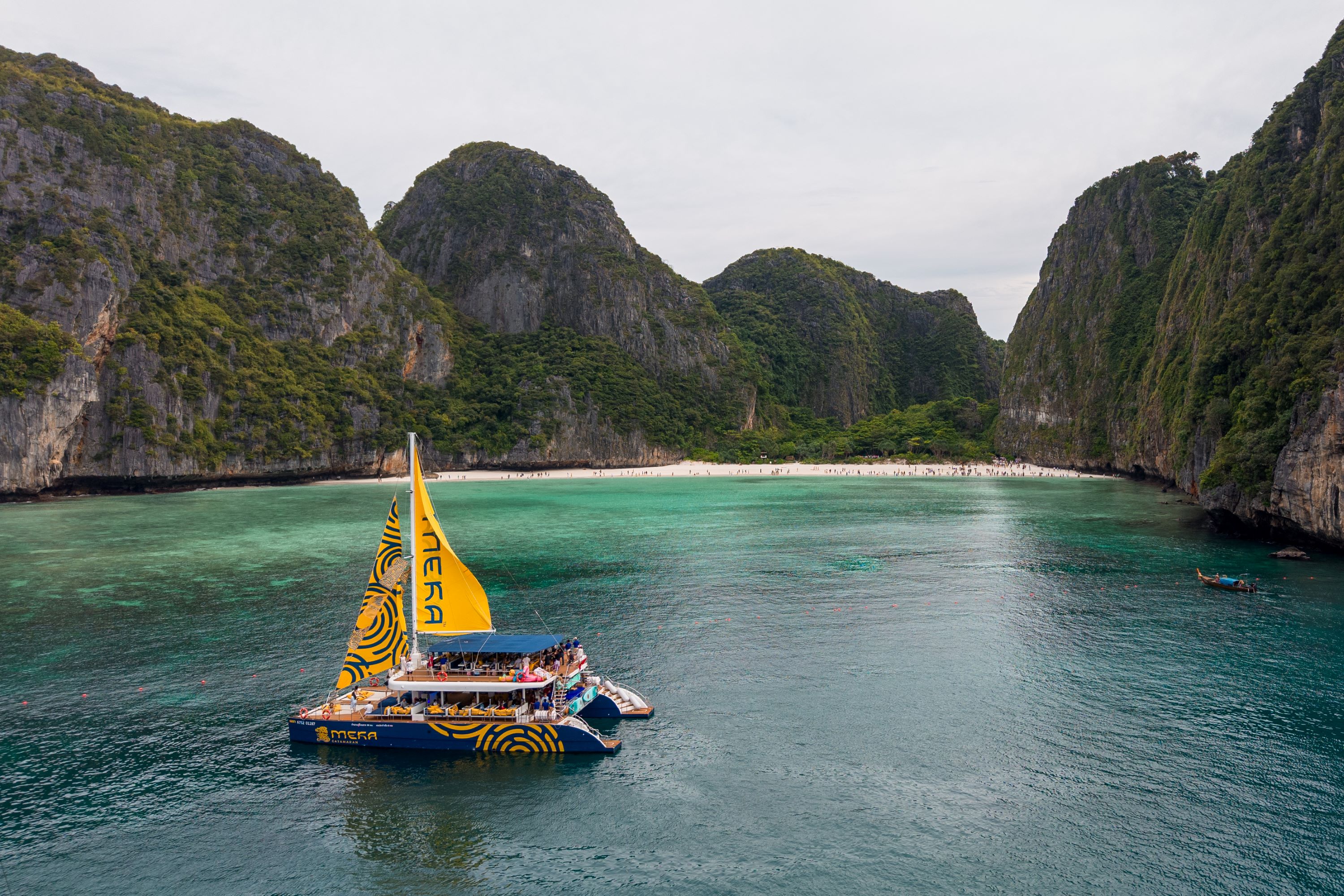 甲米 (Krabi)：乘坐 Meka 雙體船前往皮皮島 (Phi Phi Islands) 的一日遊