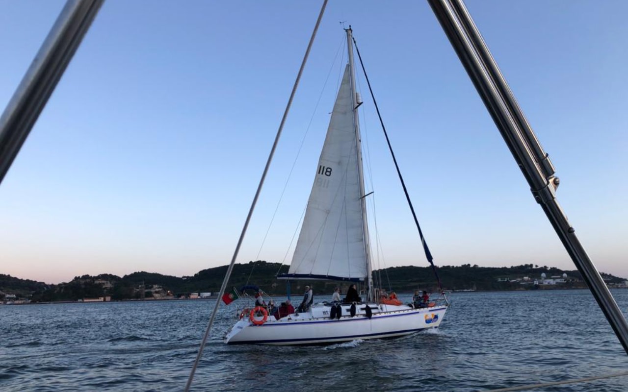 2-Hour Small Group Cultural Sailboat Experience in Lisbon