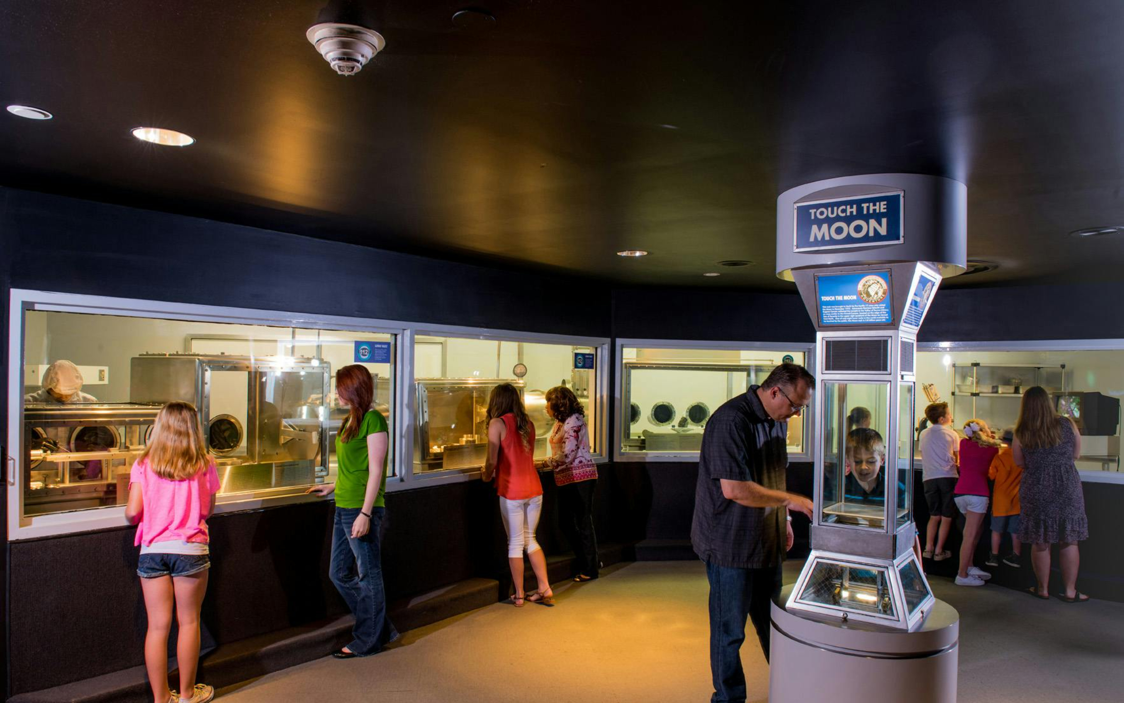 賓客可在整個設施內探索互動式太空展覽和教育展示