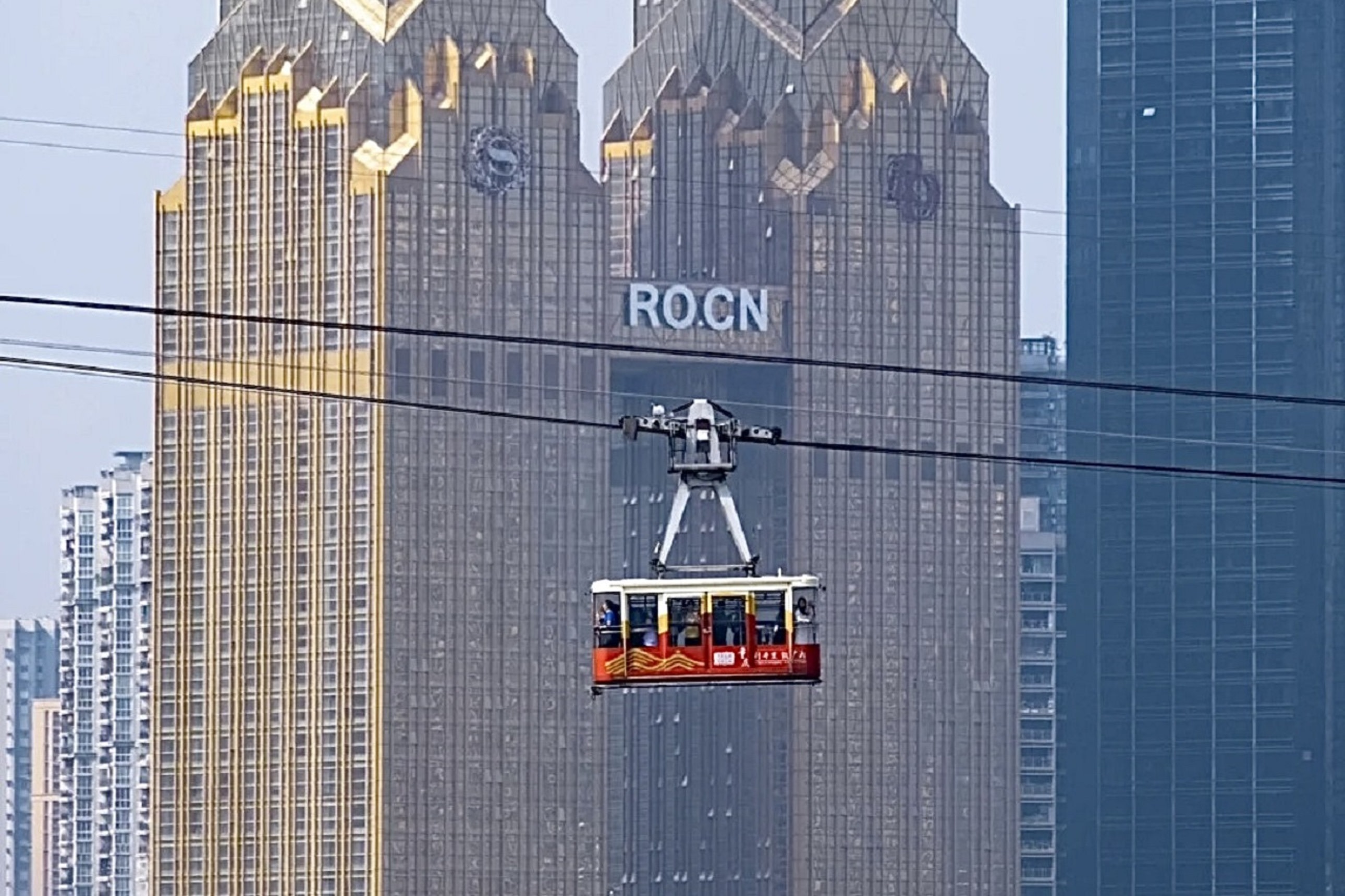 飛越長江，瞰盡渝中！索道穿行於摩天高樓之間，解鎖重慶 CBD 的震撼視角，江風與城景相擁，沉浸式感受山城的磅礴與摩登