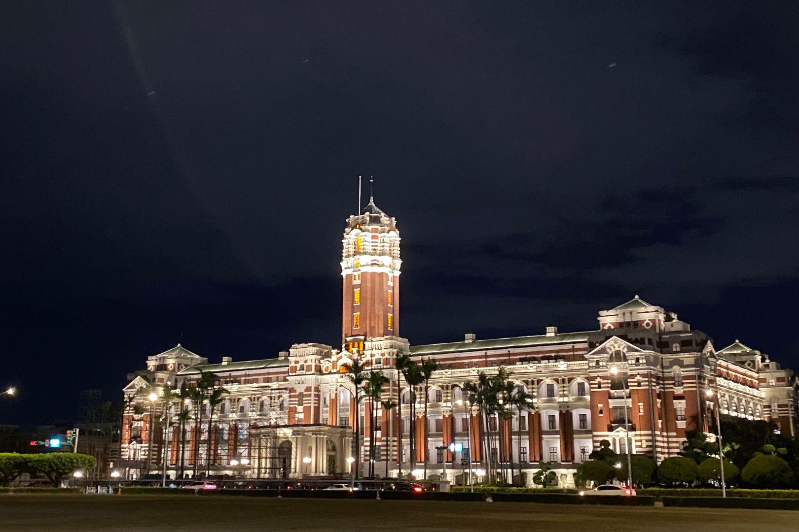 台灣總統府為日治時期建築代表，現為國家元首辦公所在地，紅磚外觀莊嚴典雅，象徵台灣政治中樞，特定時段開放參觀。