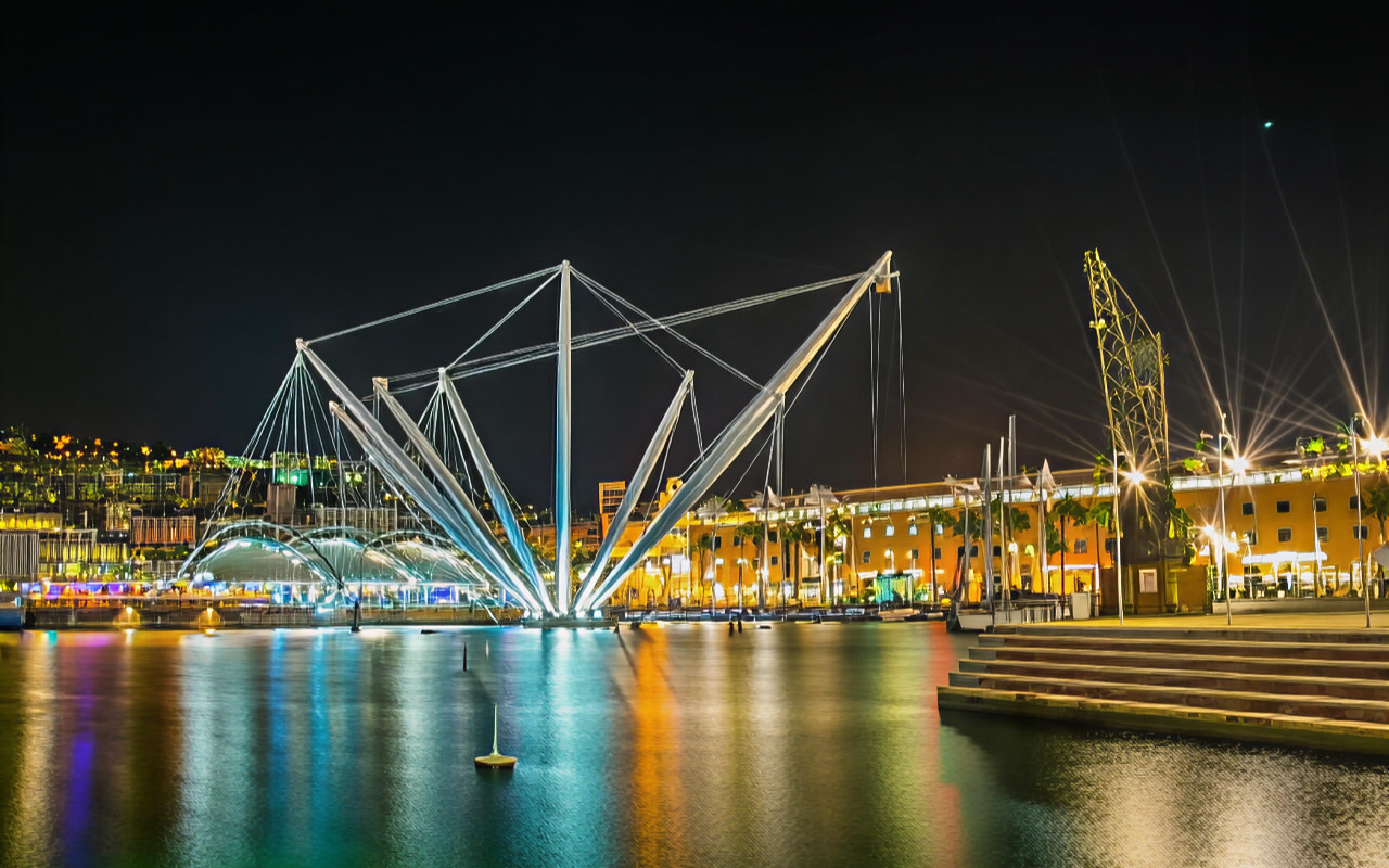 搭乘獨特的旋轉電梯,以全新視角探索熱那亞,盡享令人難忘的天際線魔幻美景。 搭乘獨特的旋轉電梯,以全新視角探索熱那亞,盡享令人難忘的天際線魔幻美景。