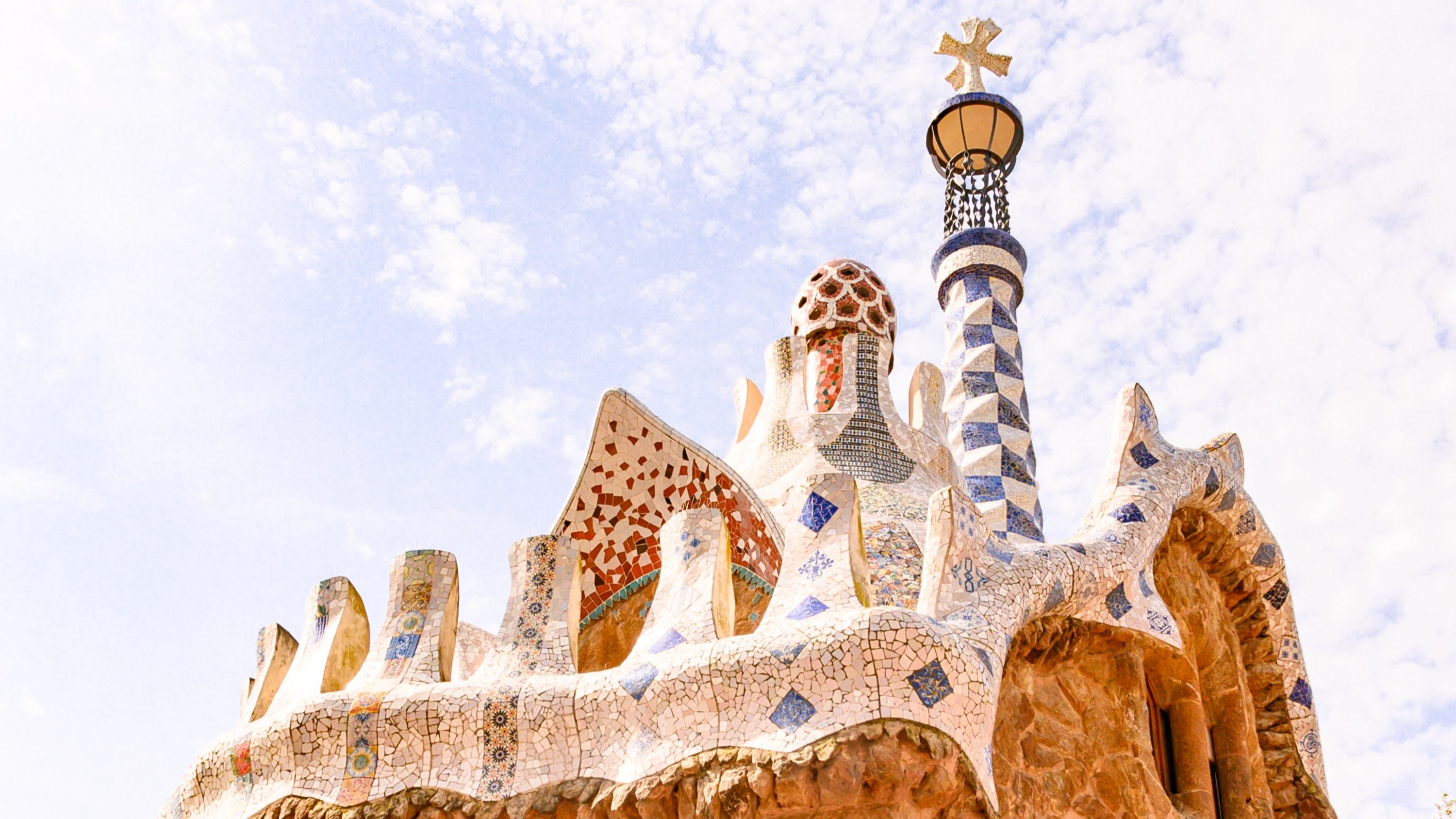 在奎爾公園，建築奇蹟與自然美景完美和諧地融合。